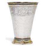 GROSSER FUSSBECHER,Schweden 18. Jh. Meistermarke Johan Gadd.H 18,2 cm. 400 g. 830er-Silber.