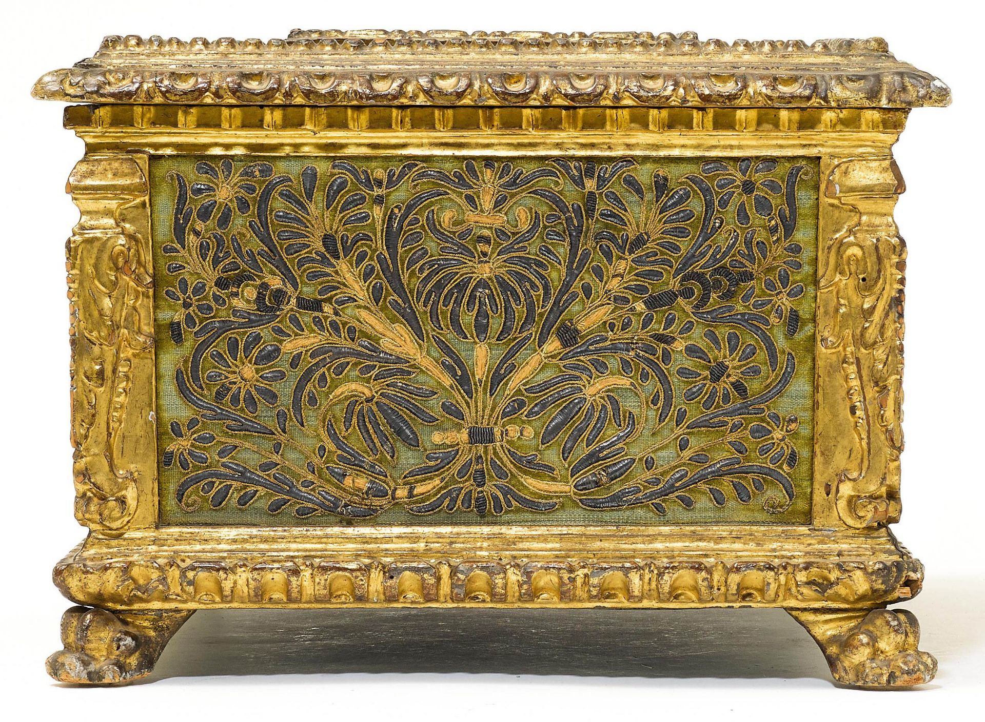 SCHATULLE MIT SILBER- UND GOLDFADENSTICKEREIRenaissance, Italien, wohl Florenz, 16./17. Jh.Holz - Image 3 of 4