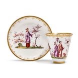 TASSE UND UNTERSCHALE MIT HAUSMALER CHINOISERIEMeissen, um 1720-24.Becherform. Mit grossen