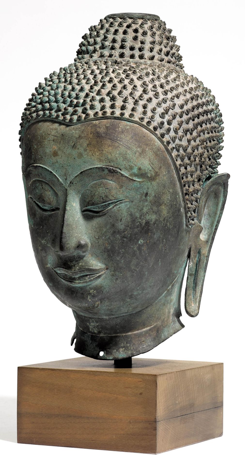 A LARGE AND FINE BRONZE HEAD OF BUDDHA. - Image 2 of 4