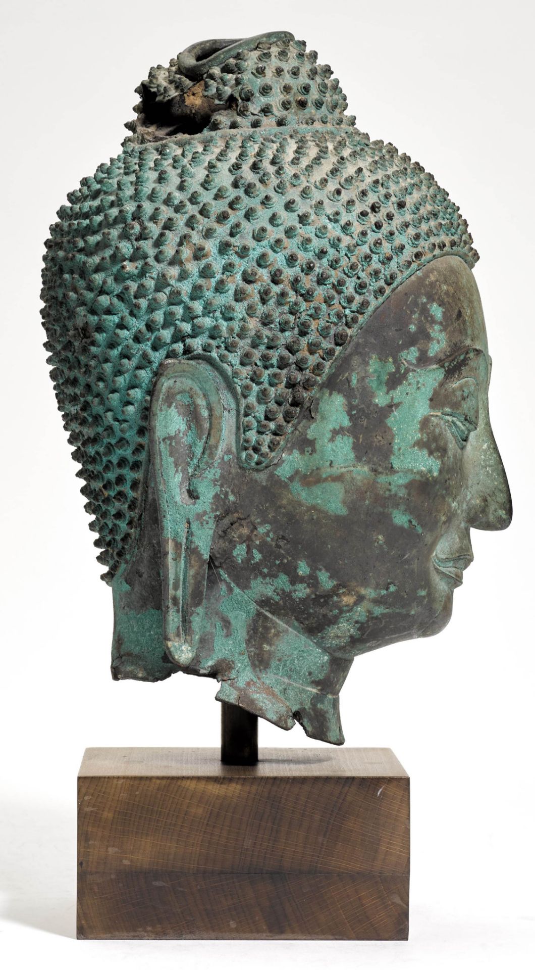 A LARGE AND FINE BRONZE HEAD OF BUDDHA. - Image 3 of 4