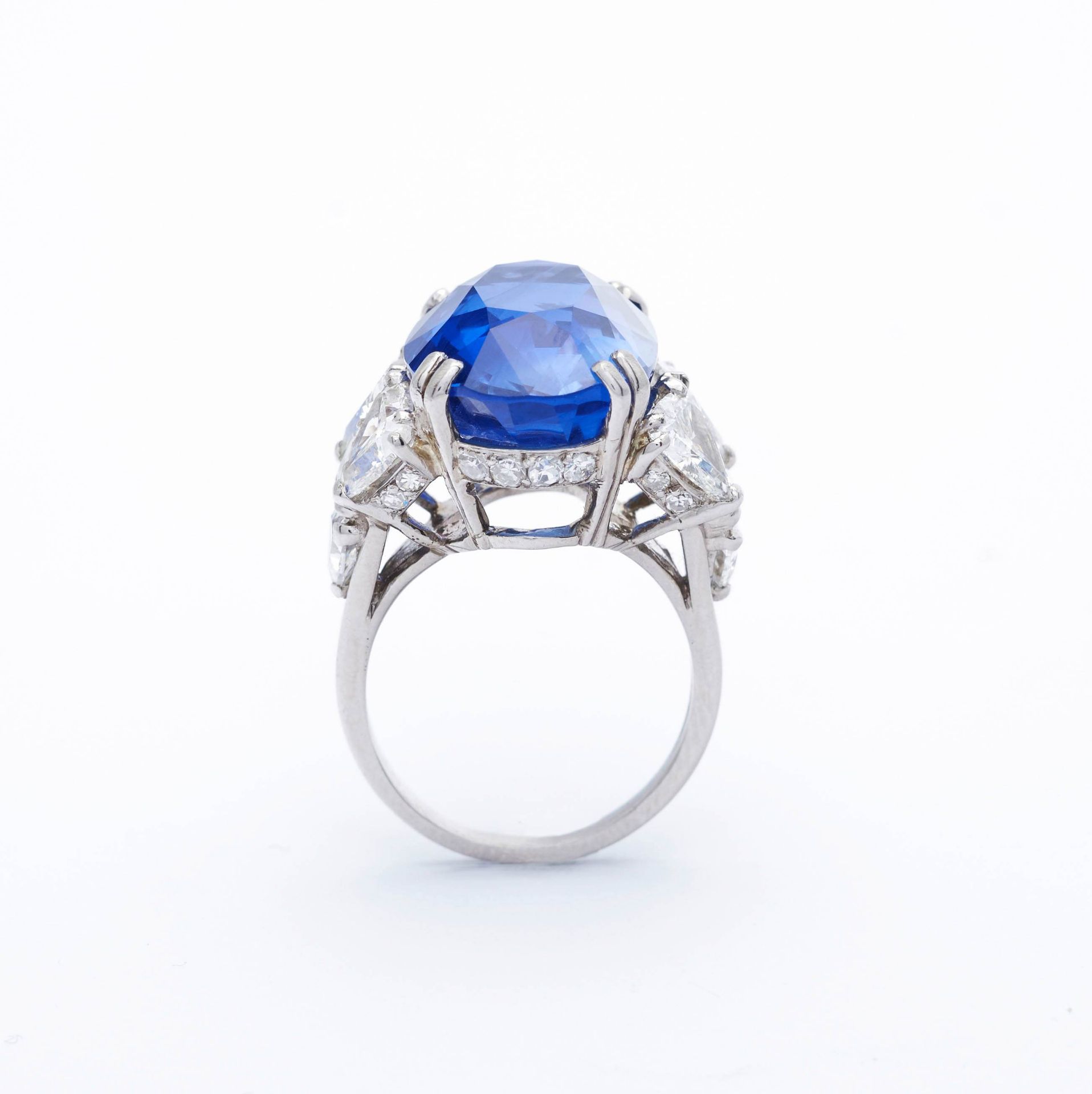 BURMA SAPPHIRE AND DIAMOND RING, France, ca. 1970. - Image 4 of 9