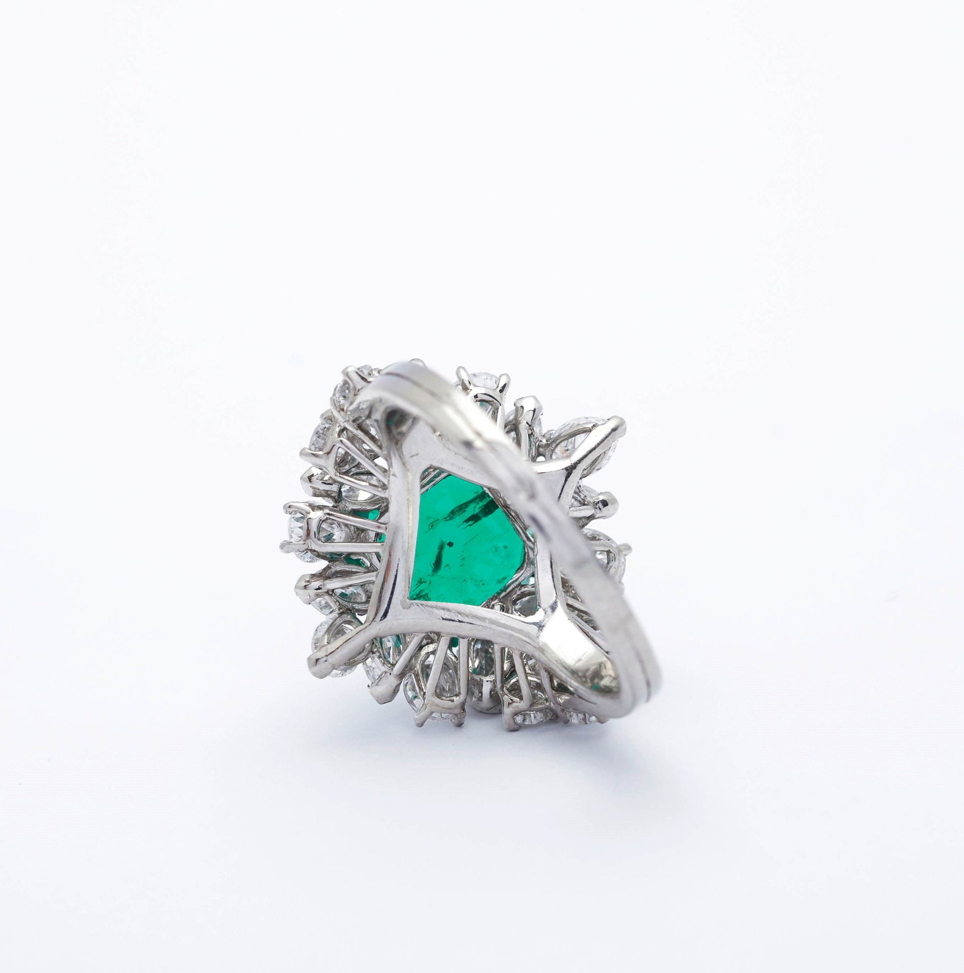 EMERALD AND DIAMOND RING, ca. 1960. - Image 6 of 6