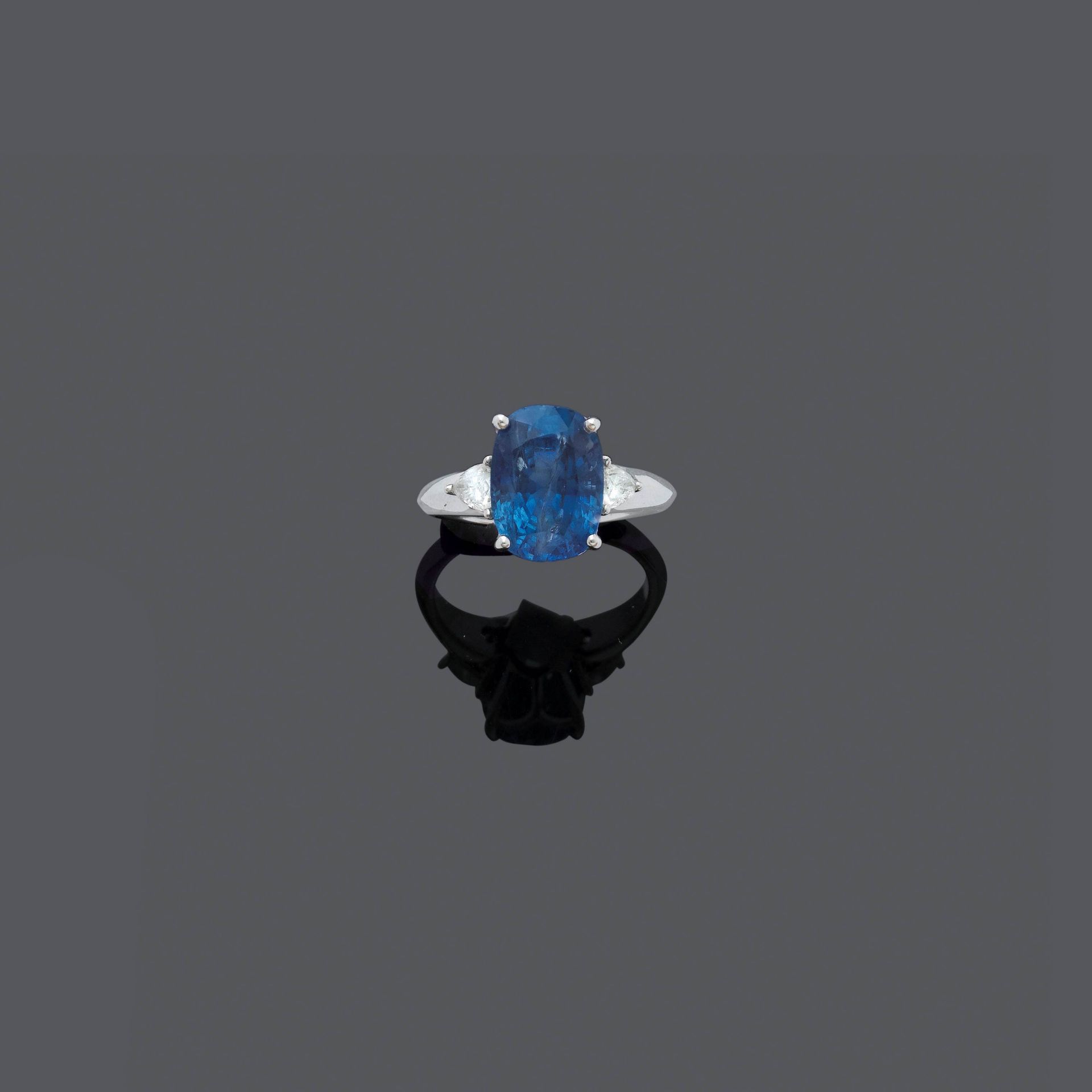 BURMA SAPPHIRE AND DIAMOND RING.