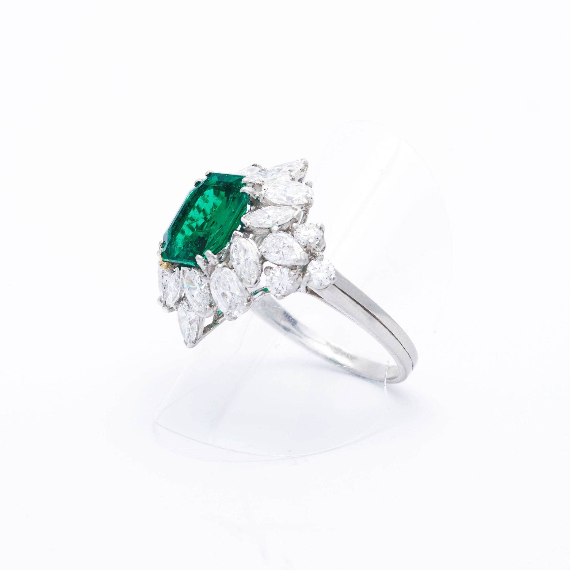 EMERALD AND DIAMOND RING, ca. 1960. - Image 3 of 6