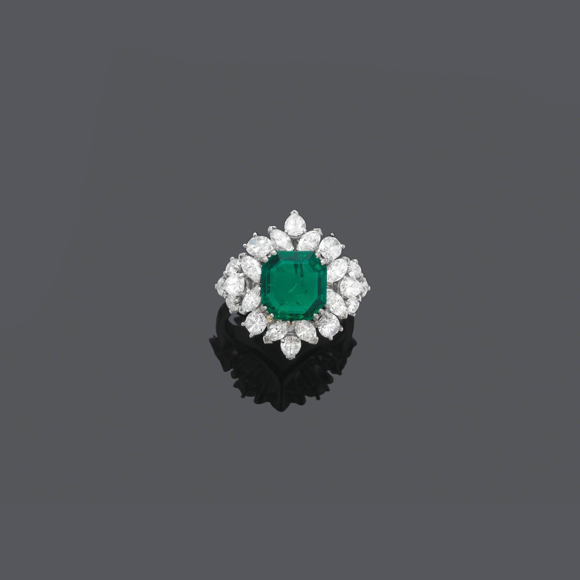 EMERALD AND DIAMOND RING, ca. 1960.