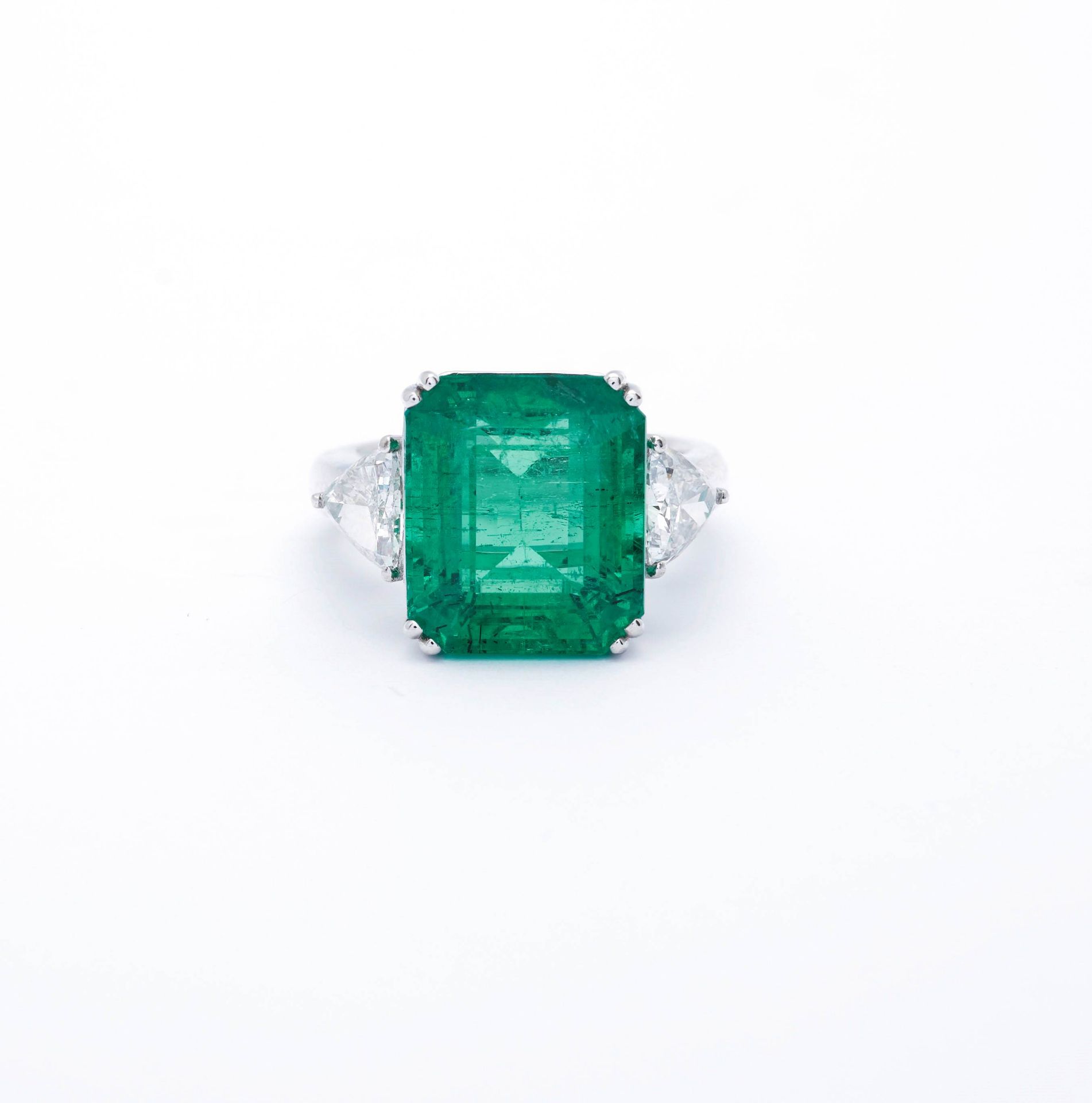 EMERALD AND DIAMOND RING. - Image 4 of 5