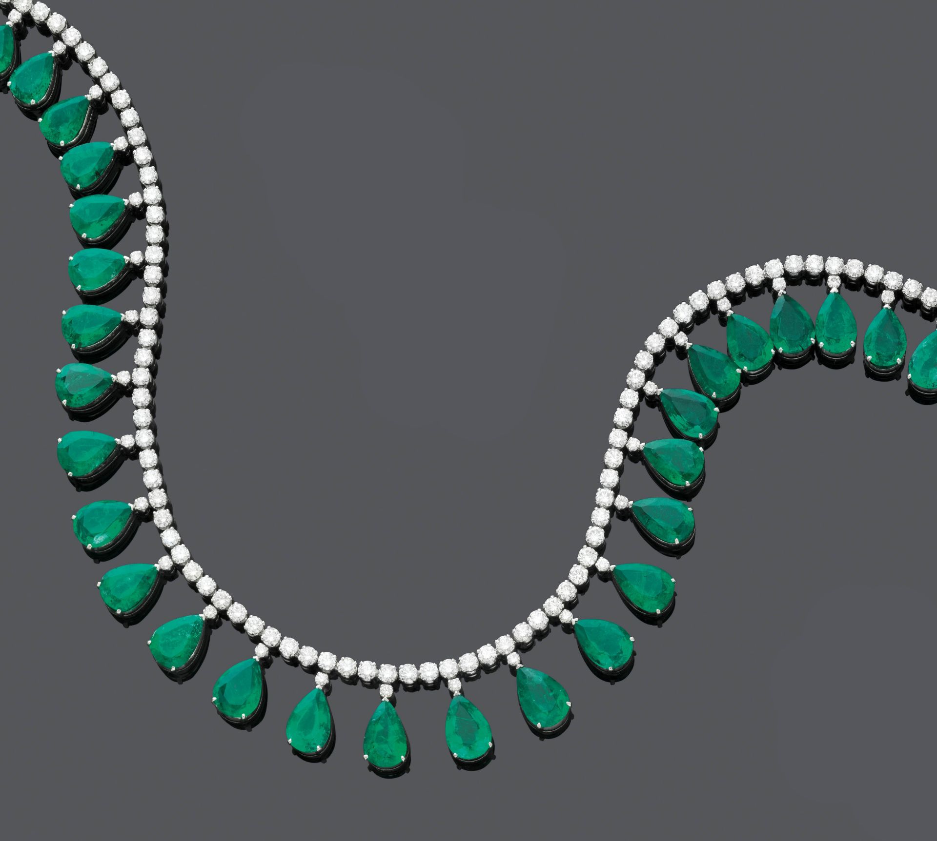 EMERALD AND DIAMOND NECKLACE.