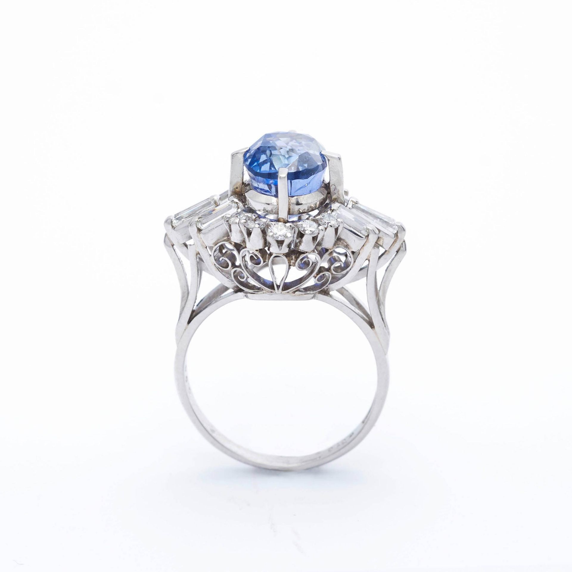 CEYLON SAPPHIRE AND DIAMOND RING. - Image 4 of 4