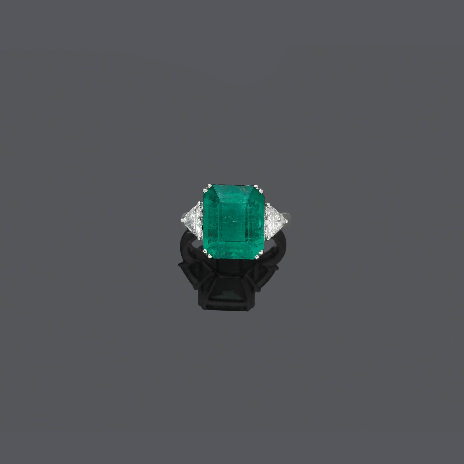 EMERALD AND DIAMOND RING.