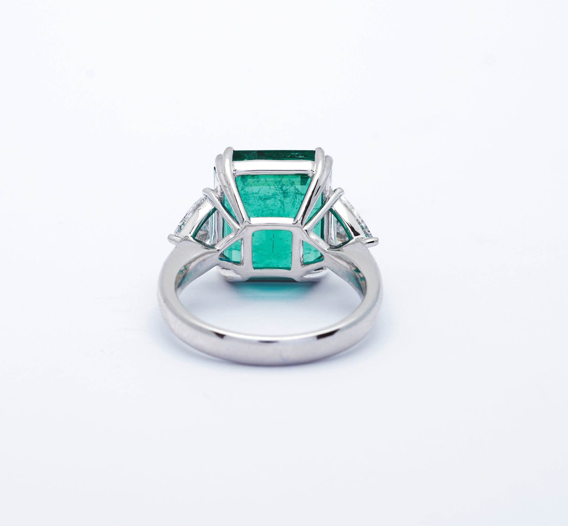 EMERALD AND DIAMOND RING. - Image 5 of 5