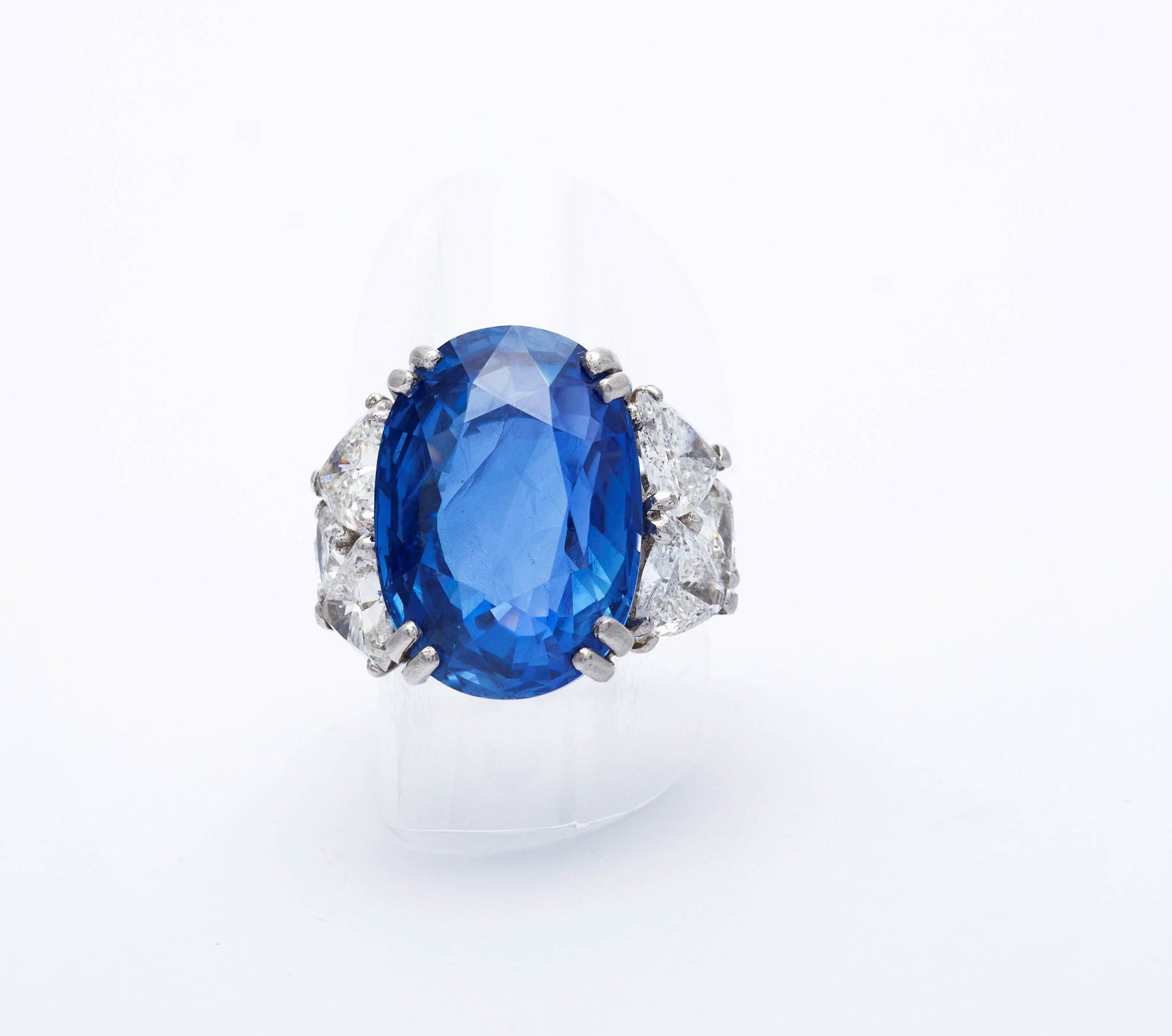 BURMA SAPPHIRE AND DIAMOND RING, France, ca. 1970. - Image 7 of 9