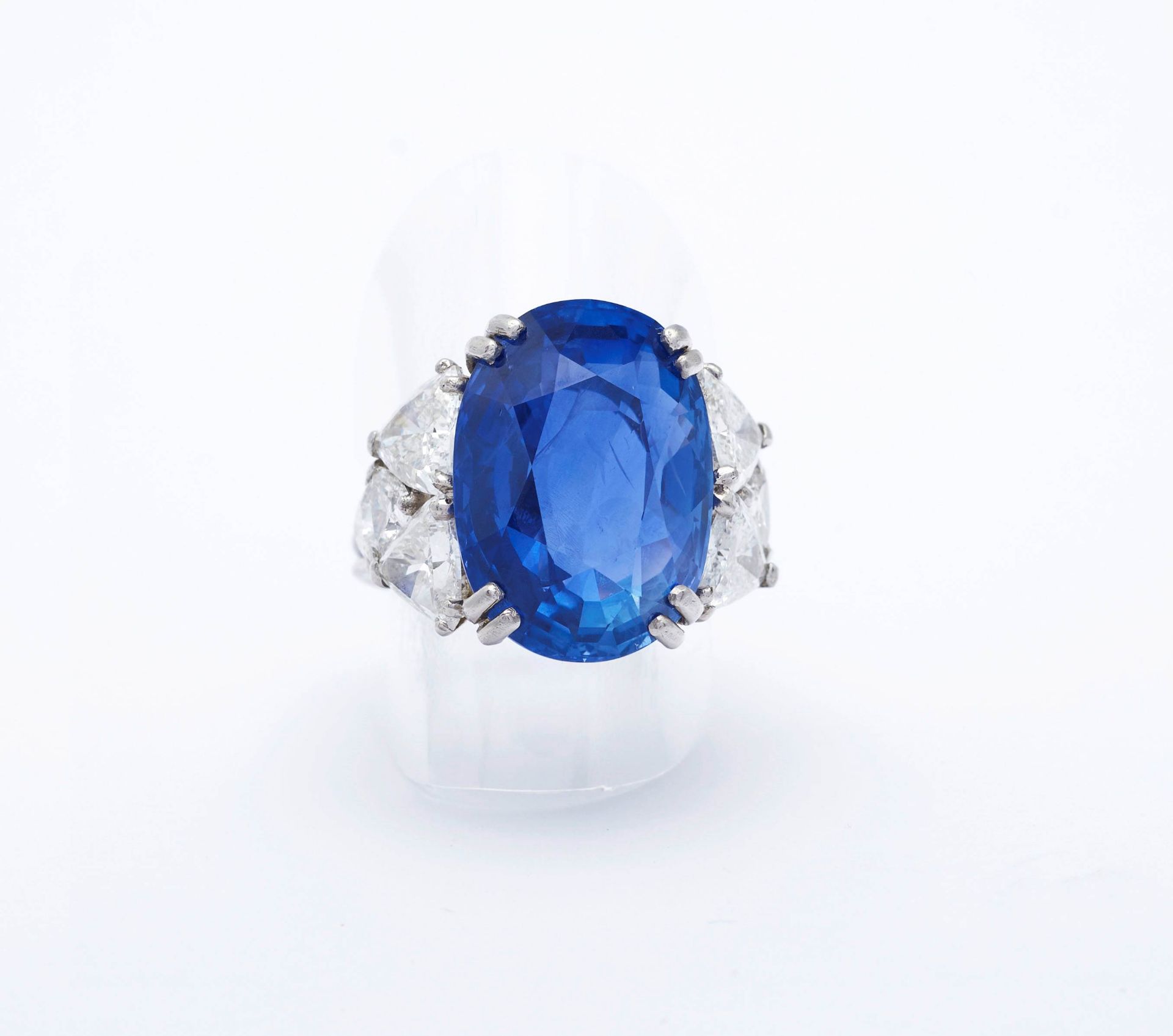 BURMA SAPPHIRE AND DIAMOND RING, France, ca. 1970. - Image 5 of 9