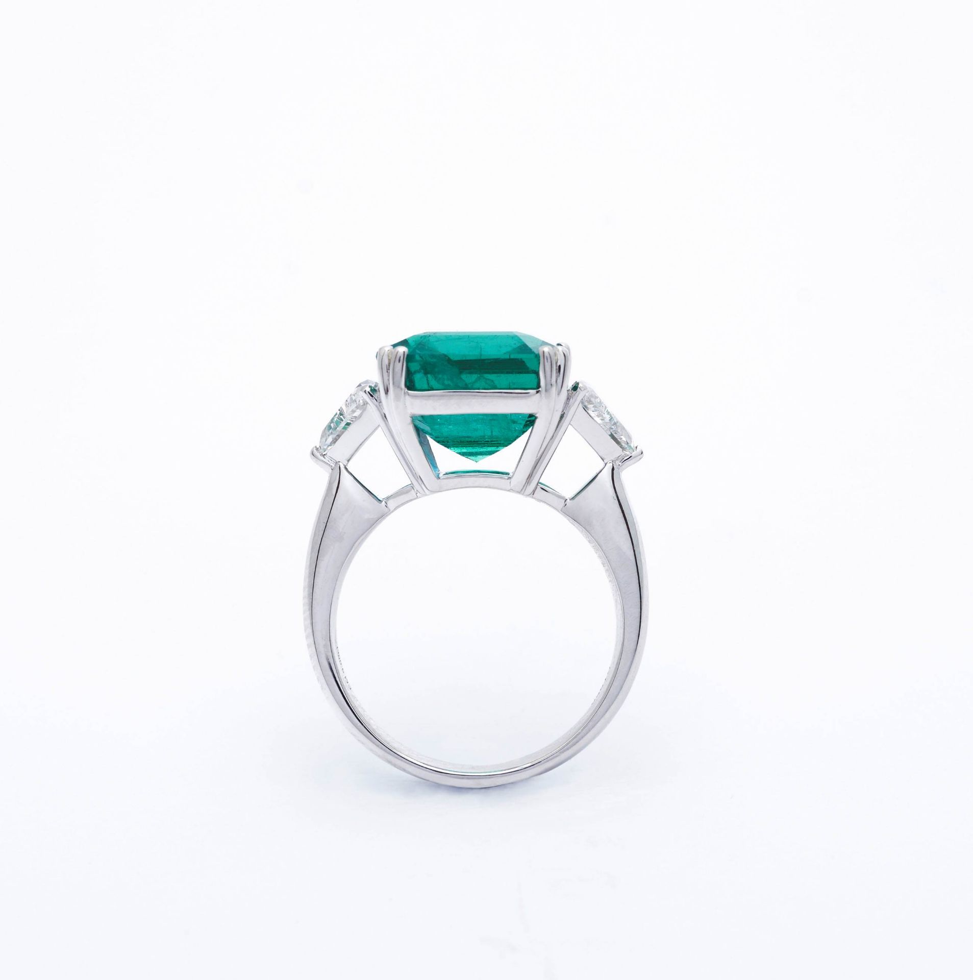 EMERALD AND DIAMOND RING. - Image 3 of 5