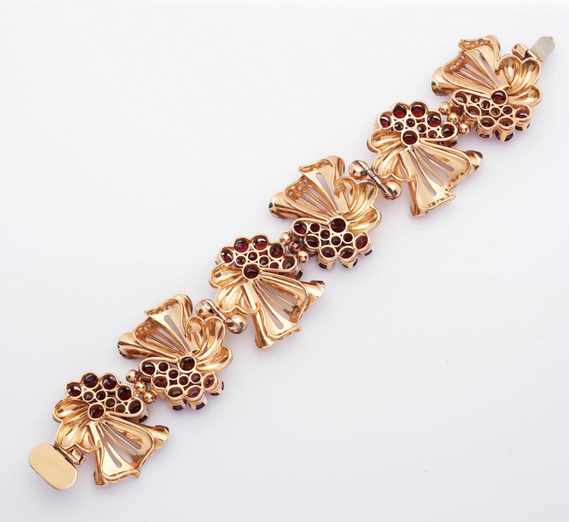 GARNET, DIAMOND AND GOLD BRACELET, ca. 1950. - Image 2 of 2