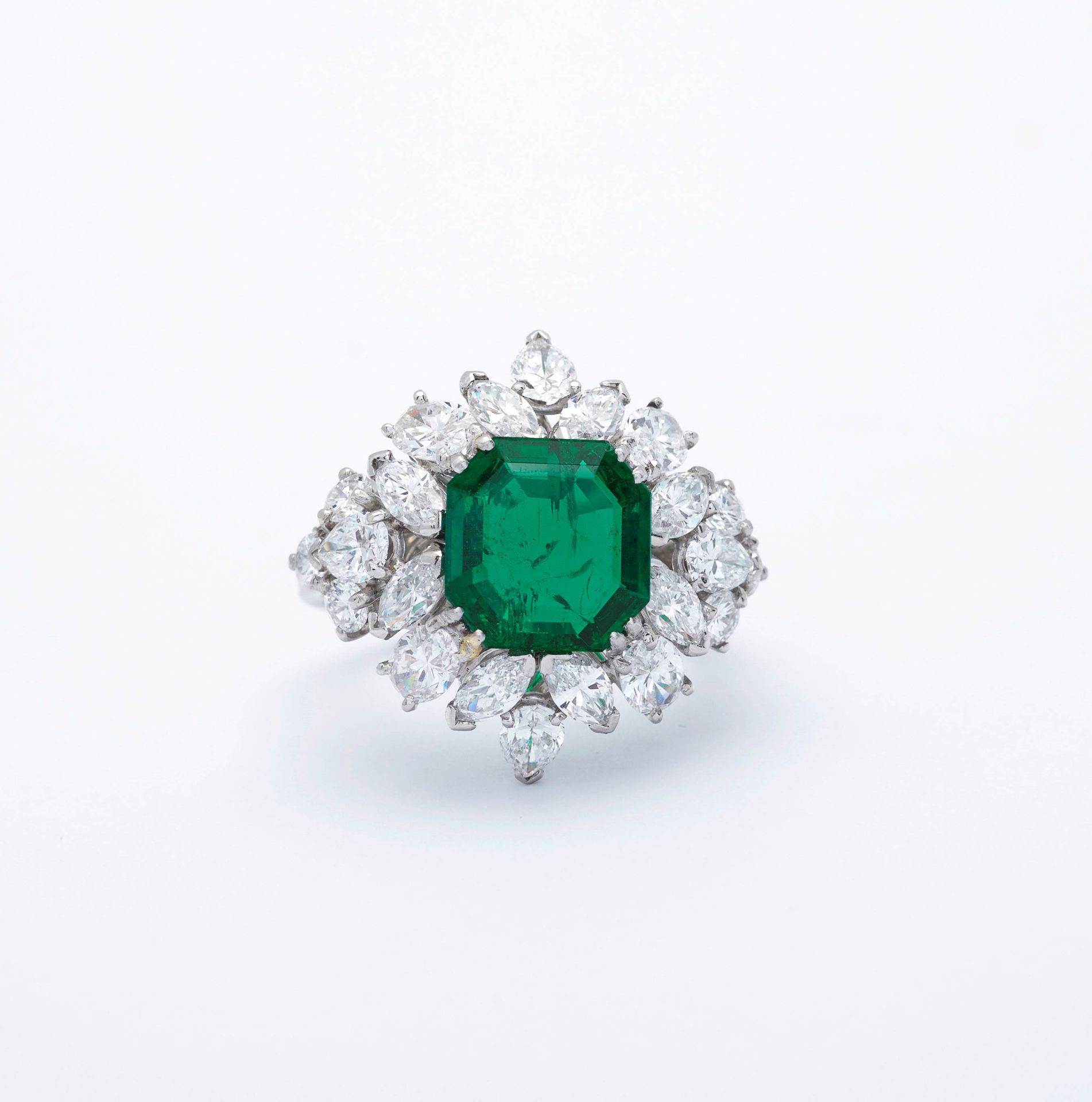 EMERALD AND DIAMOND RING, ca. 1960. - Image 5 of 6