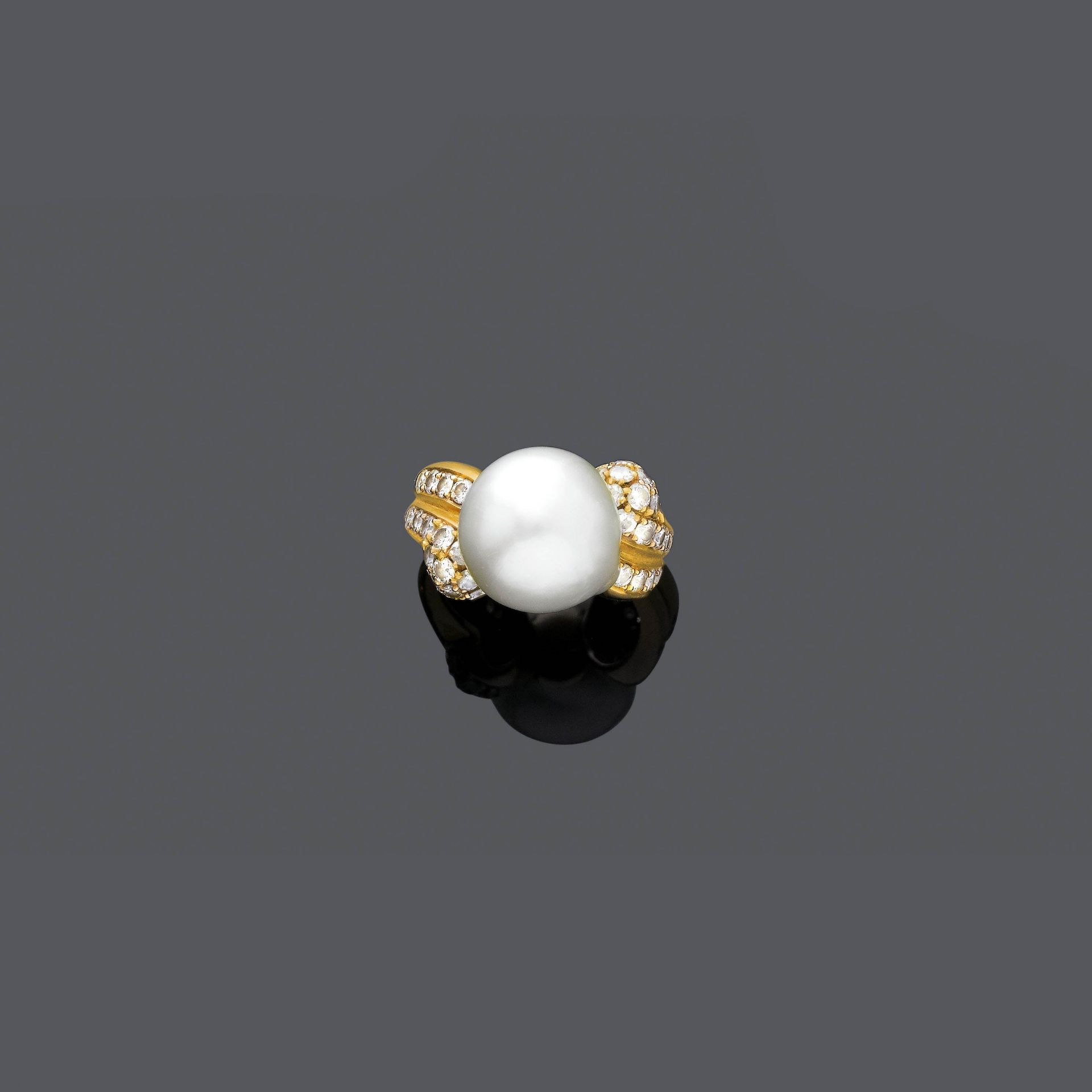 PEARL AND DIAMOND RING.