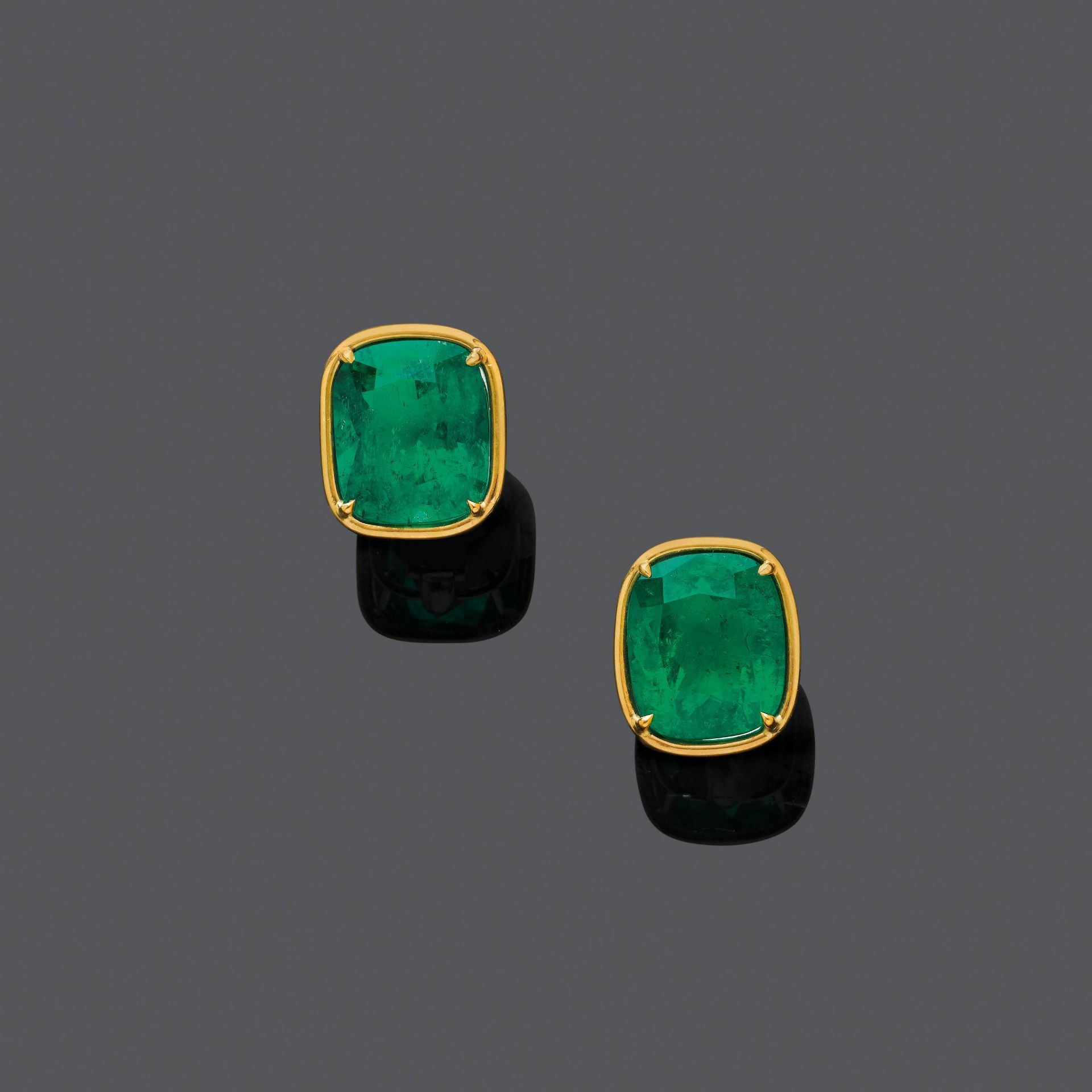 EMERALD AND GOLD EARCLIPS.