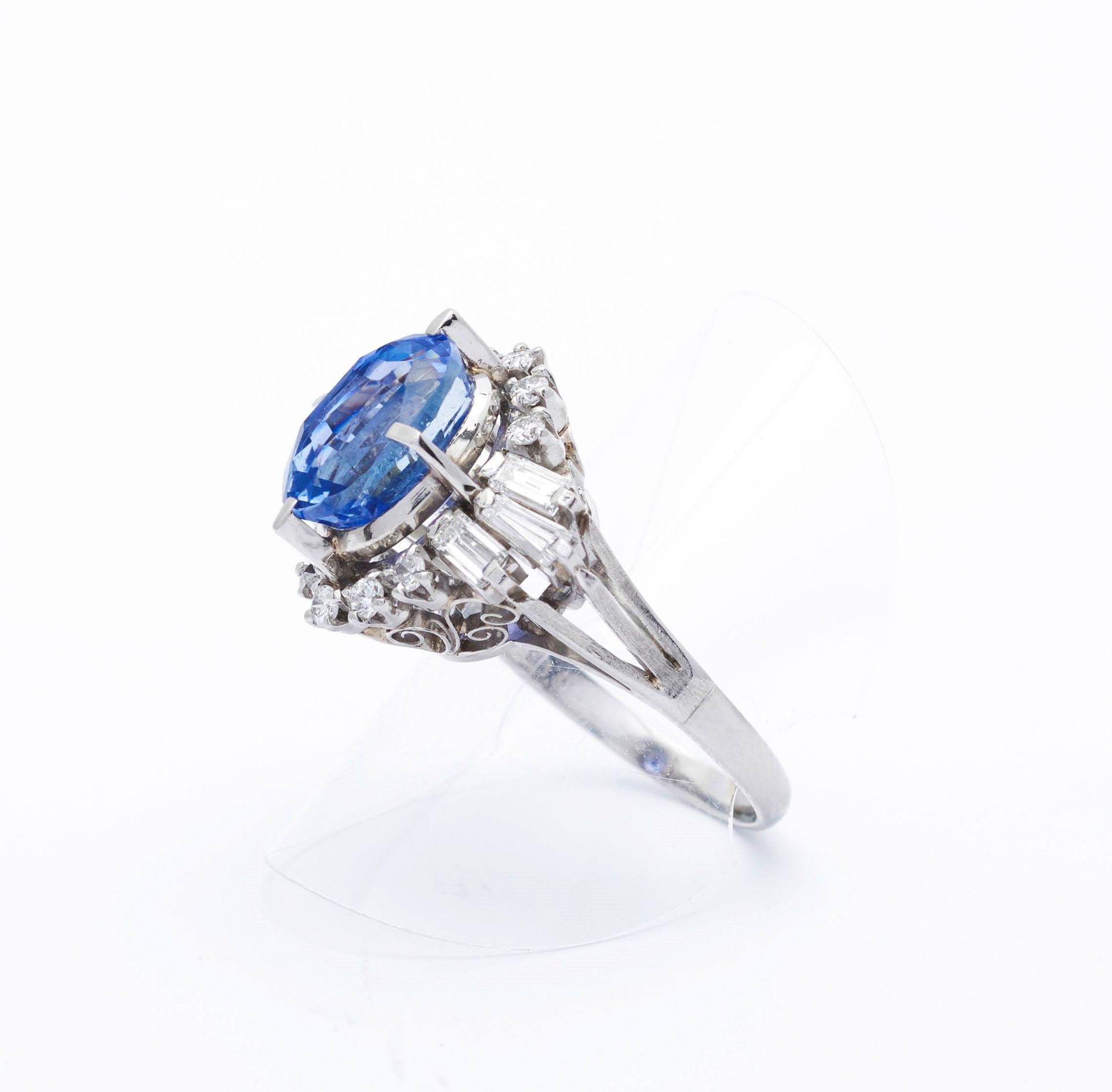 CEYLON SAPPHIRE AND DIAMOND RING. - Image 3 of 4