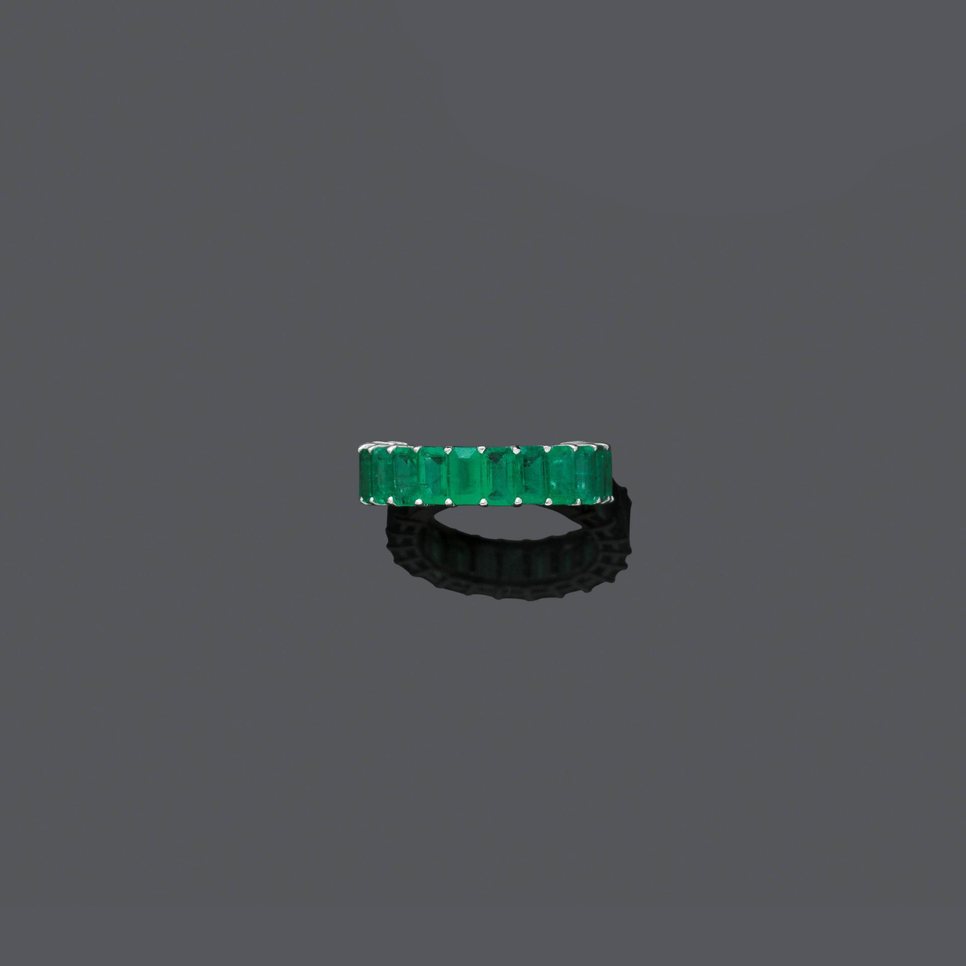 EMERALD AND GOLD RING.