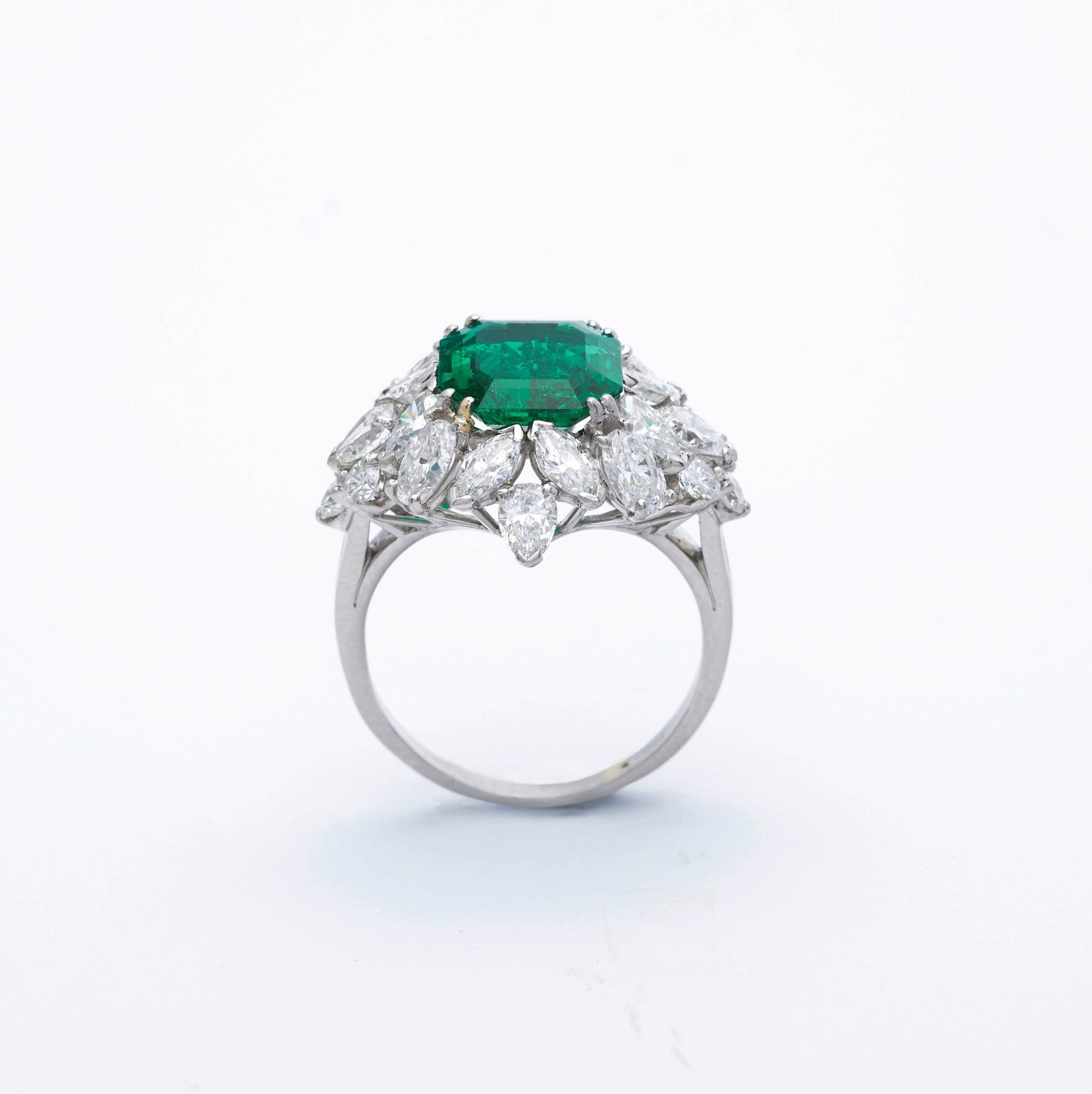 EMERALD AND DIAMOND RING, ca. 1960. - Image 4 of 6