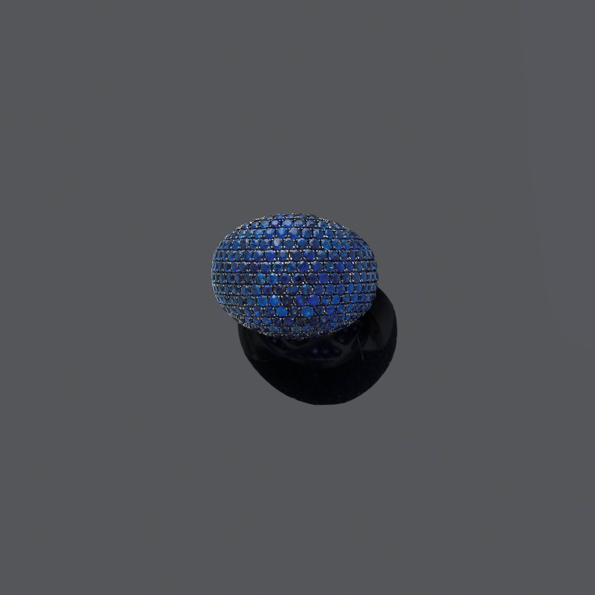 SAPPHIRE AND GOLD RING.