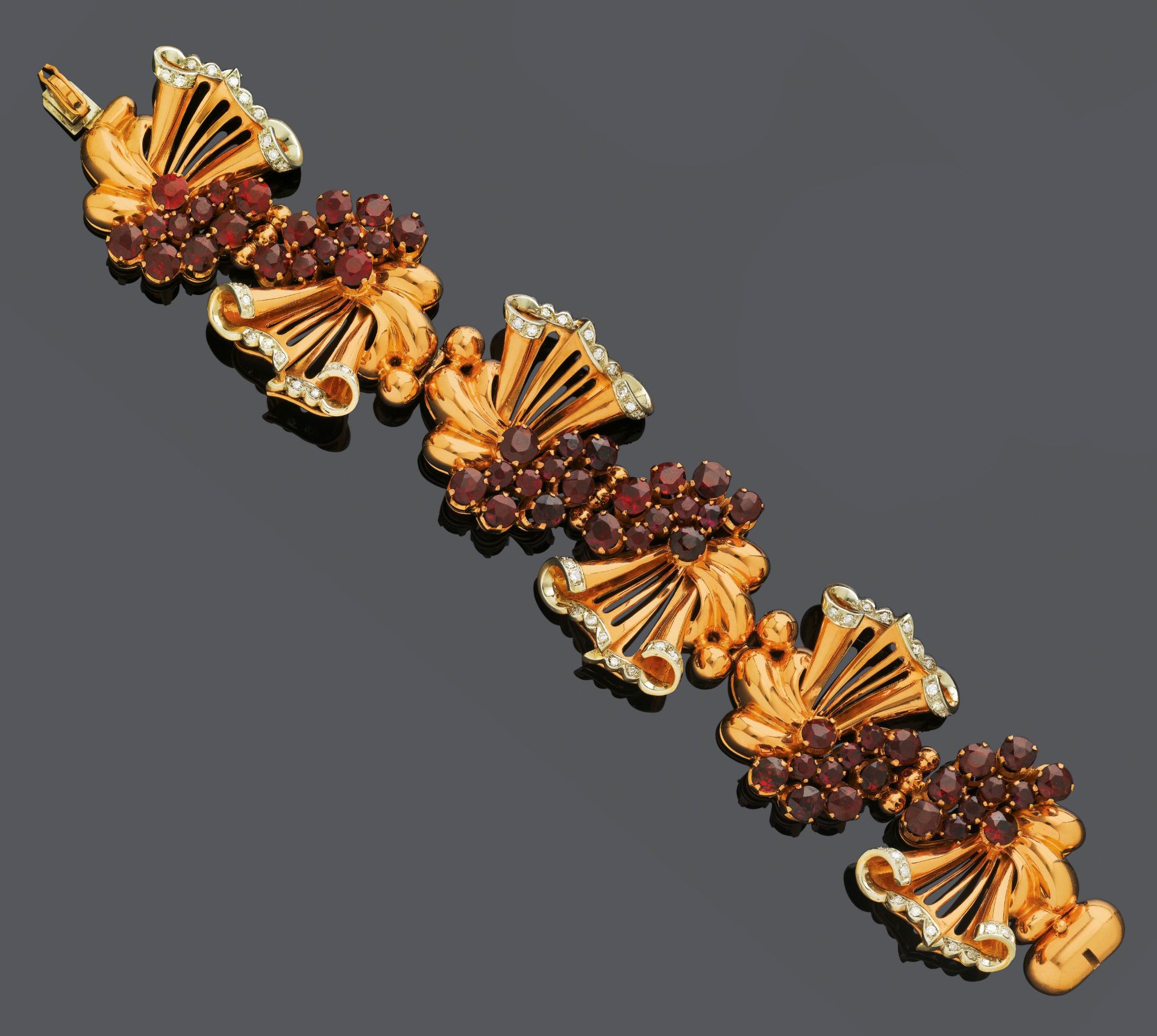 GARNET, DIAMOND AND GOLD BRACELET, ca. 1950.