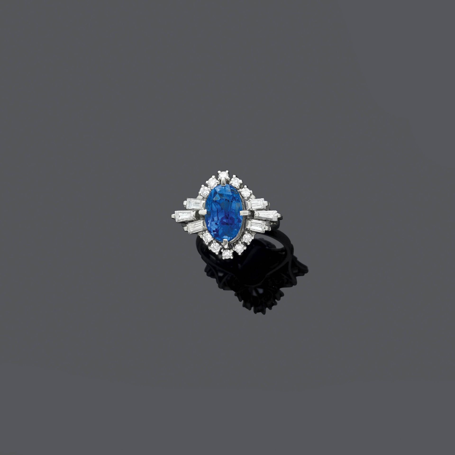 CEYLON SAPPHIRE AND DIAMOND RING.