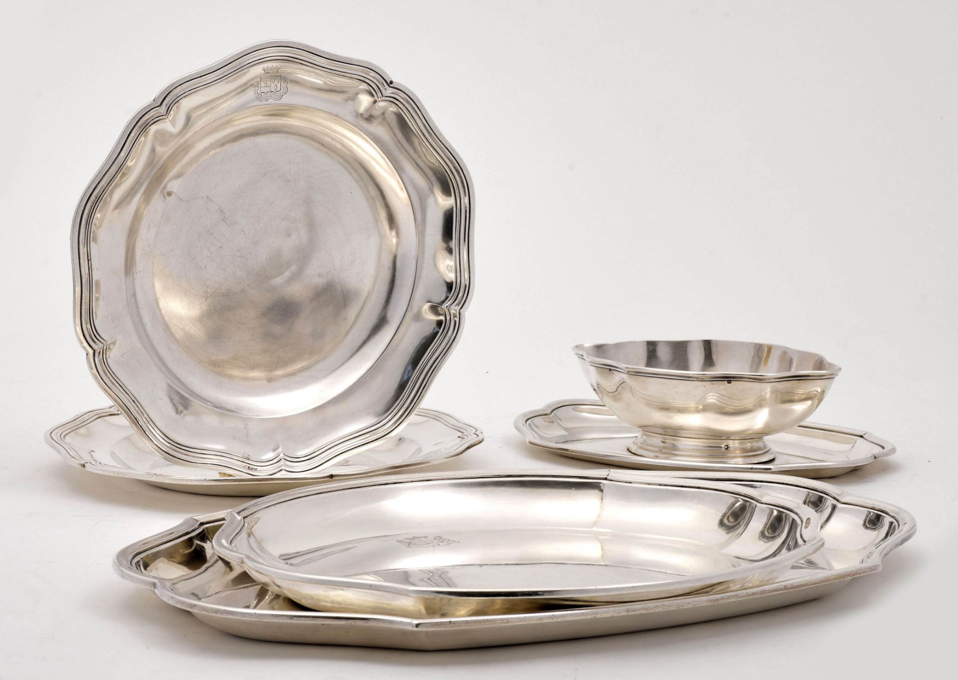 A LOT WITH OVAL AND ROUND PLATTERS, TWO PLATES AND A SAUCIERE - Image 2 of 5