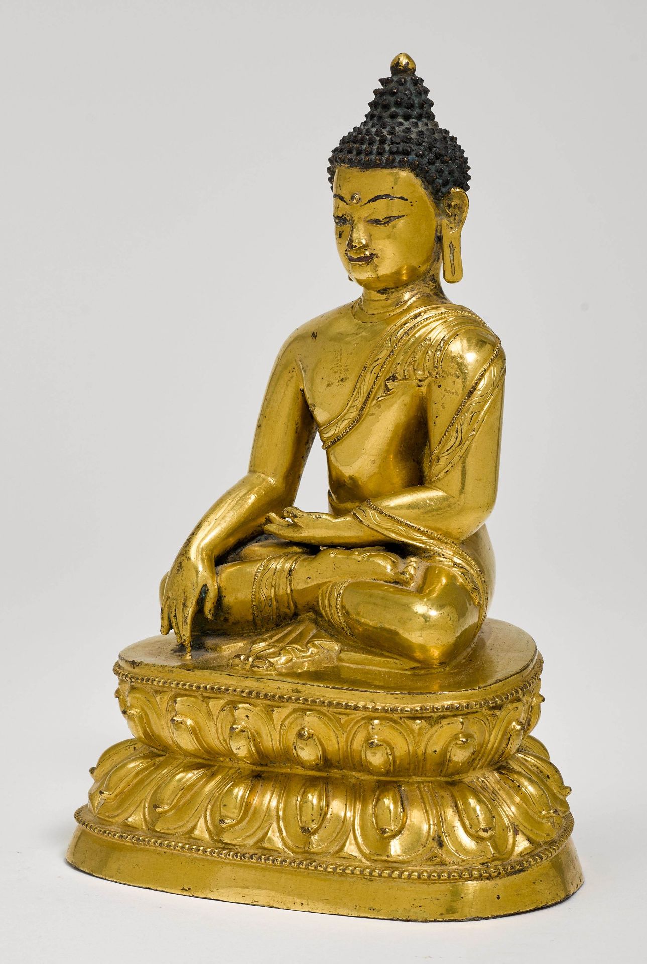 A GILT COPPER ALLOY FIGURE OF BUDDHA SHAKYAMUNI. - Image 2 of 2