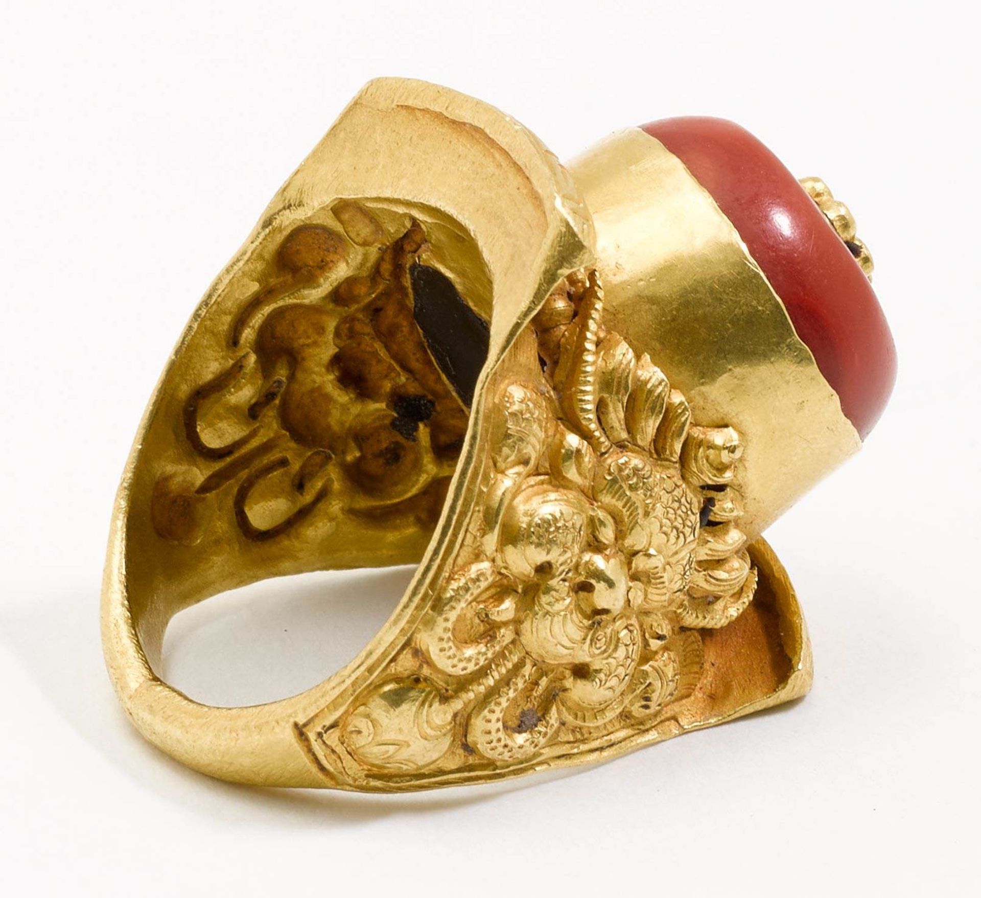 A GOLD SADDLE RING. - Image 2 of 2
