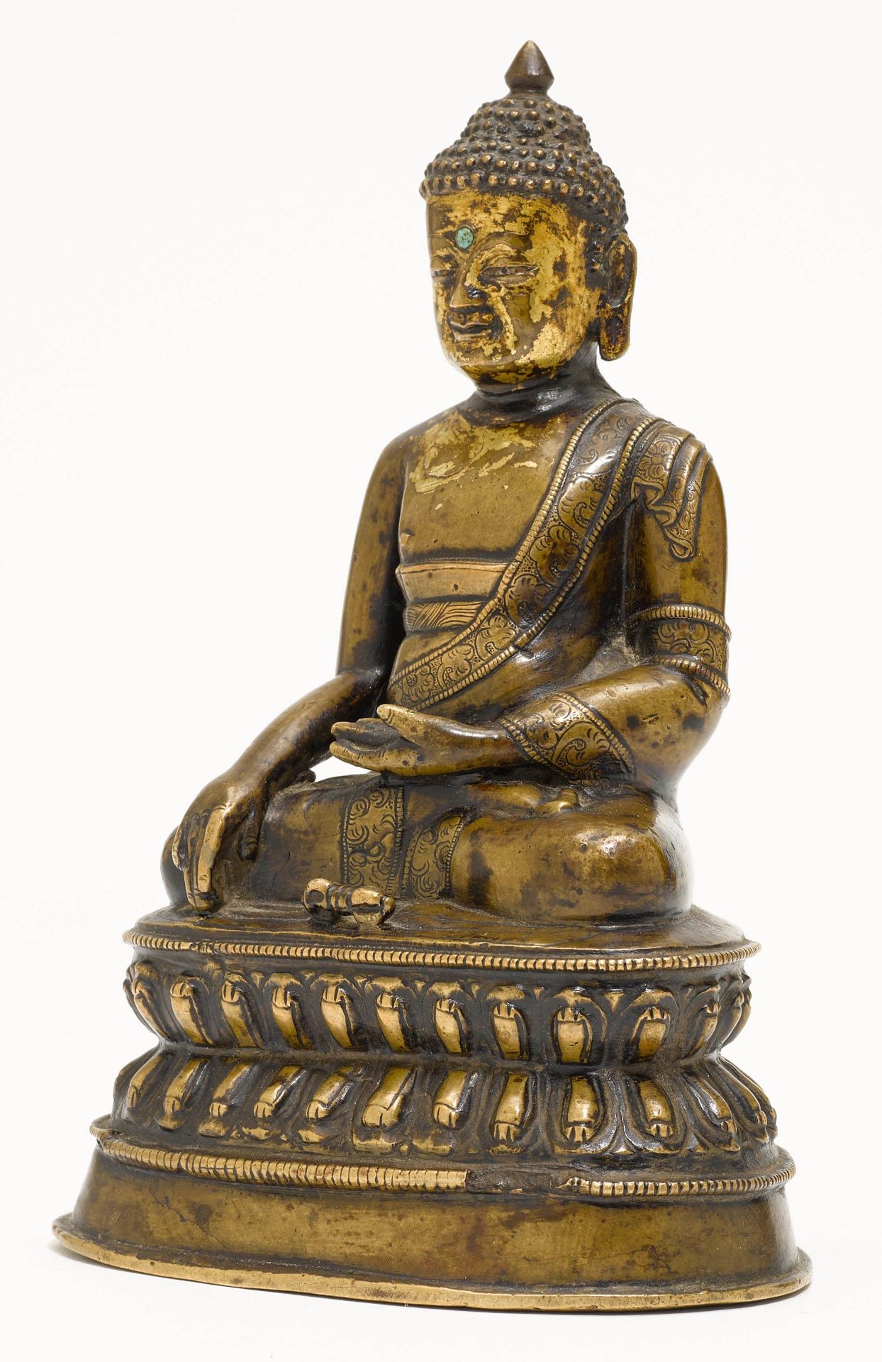 A BRONZE FIGURE OF SHAKYAMUNI WITH A VAJRA ON THE LOTUS THRONE. - Image 2 of 2