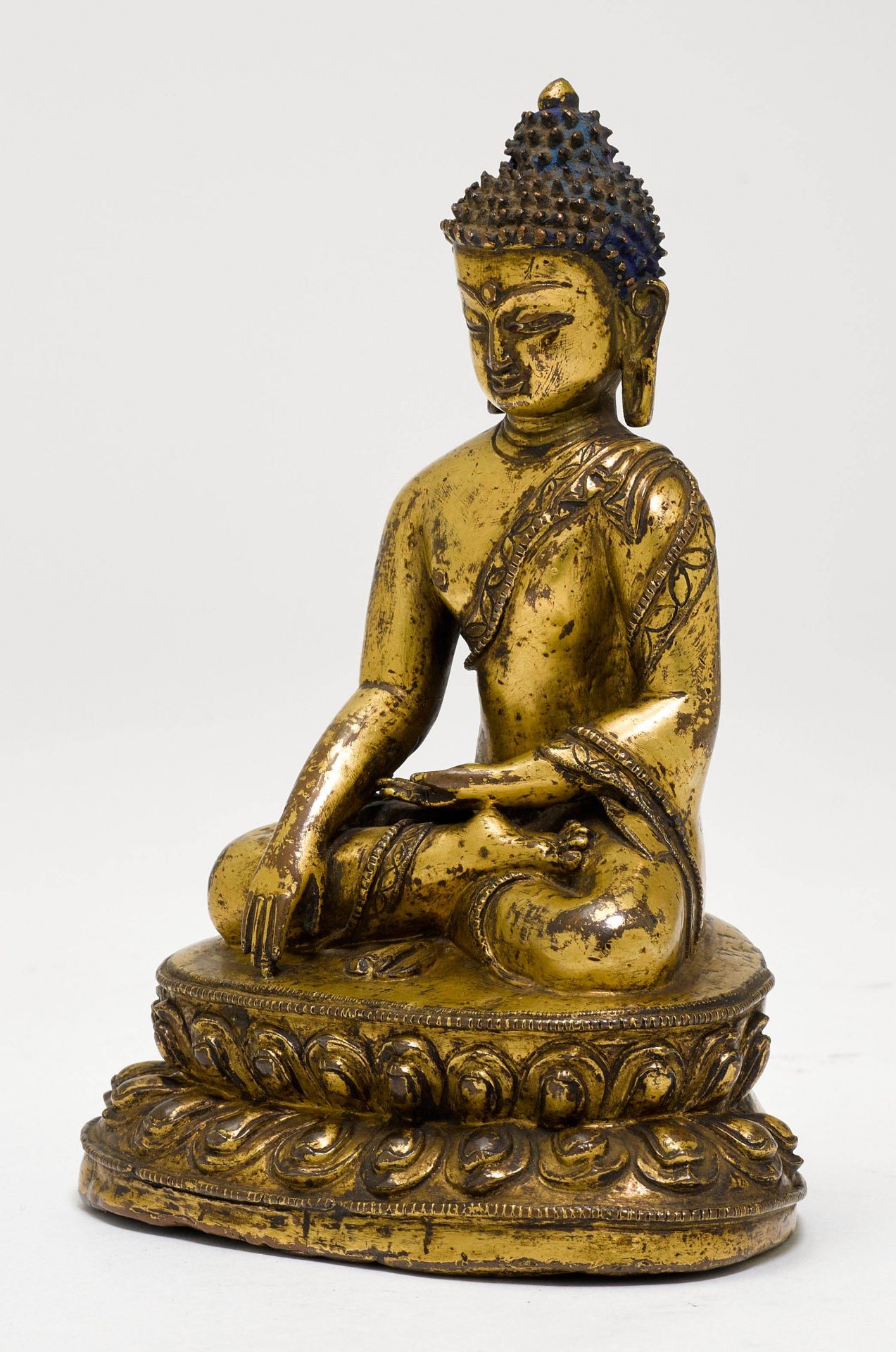 A GILT COPPER ALLOY FIGURE OF BUDDHA SHAKYAMUNI. - Image 2 of 2