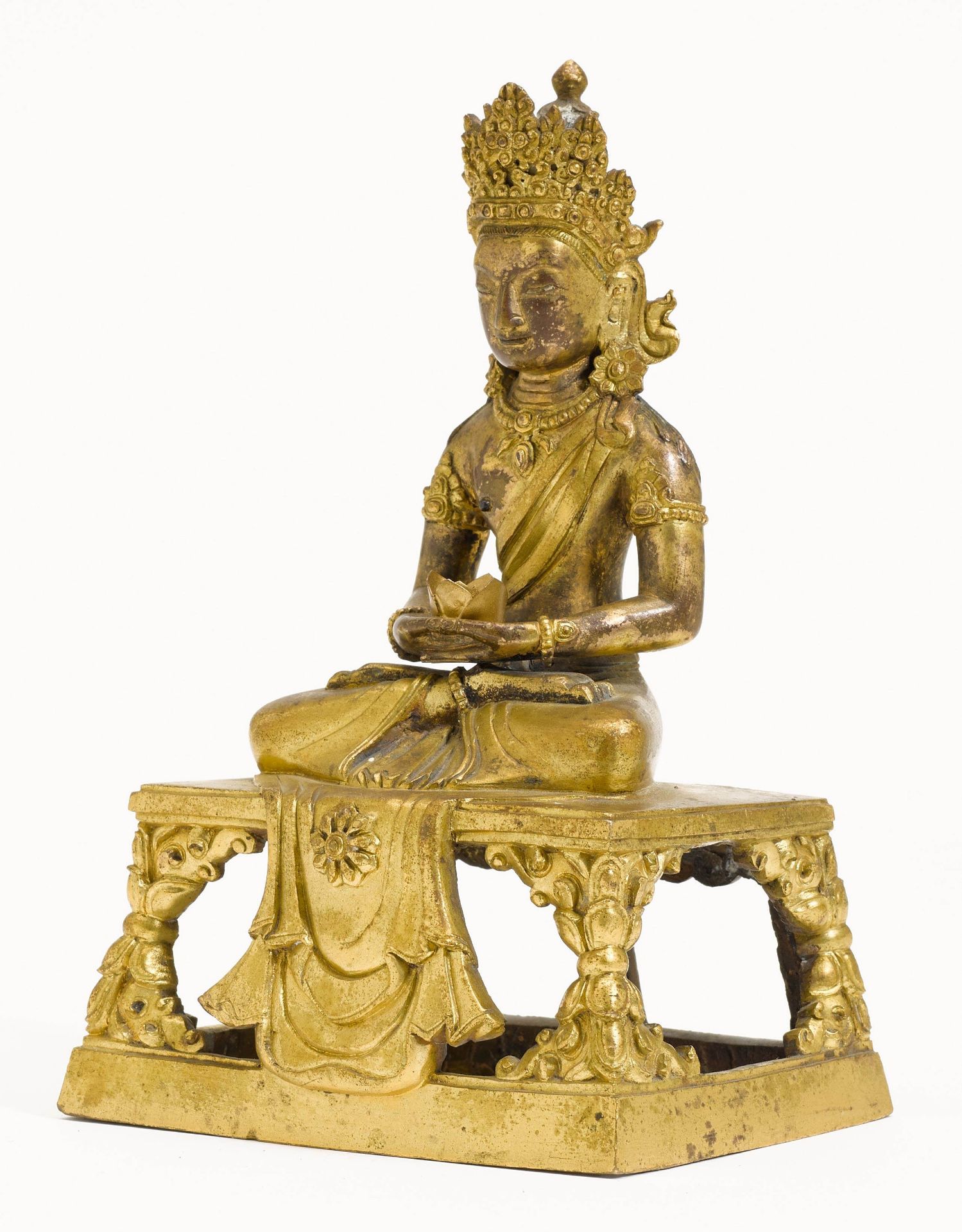 A GILT BRONZE FIGURE OF AMITAYUS. - Image 2 of 2