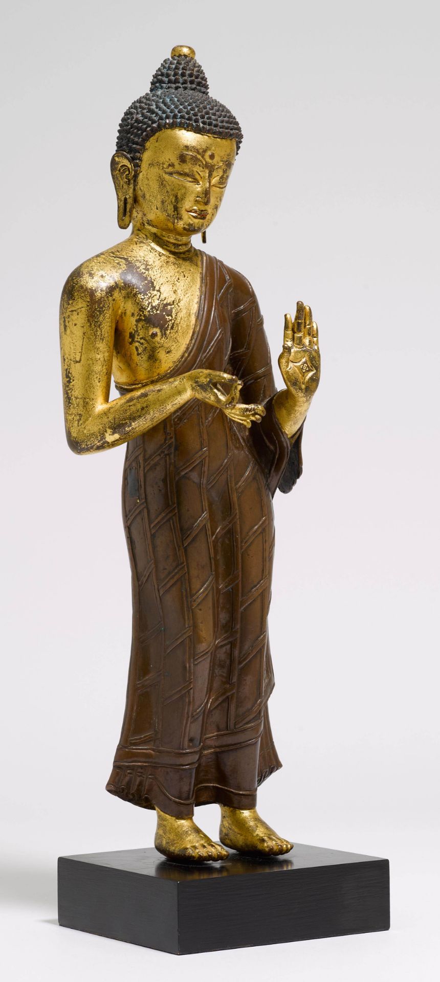 A COPPER ALLOY FIGURE OF A STANDING BUDDHA. - Image 2 of 2