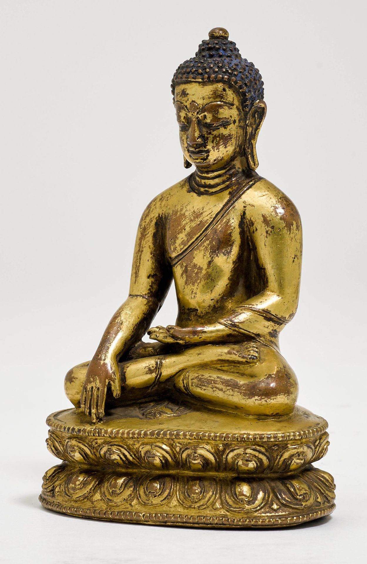 A GILT COPPER ALLOY FIGURE OF BUDDHA SHAKYAMUNI. - Image 2 of 2