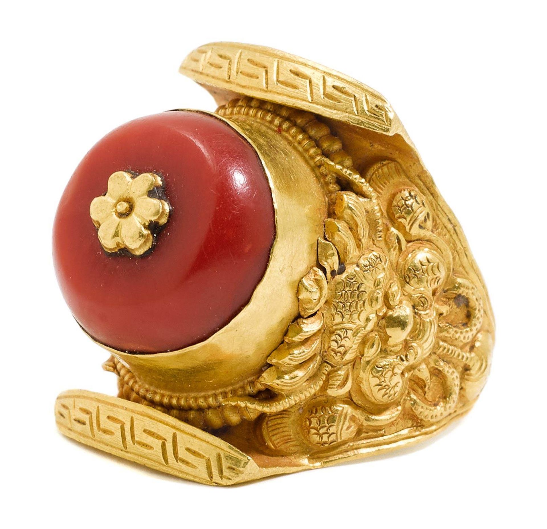 A GOLD SADDLE RING.