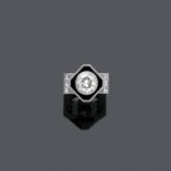 DIAMANT-ONYX-RING, MEISTER, um 1970.