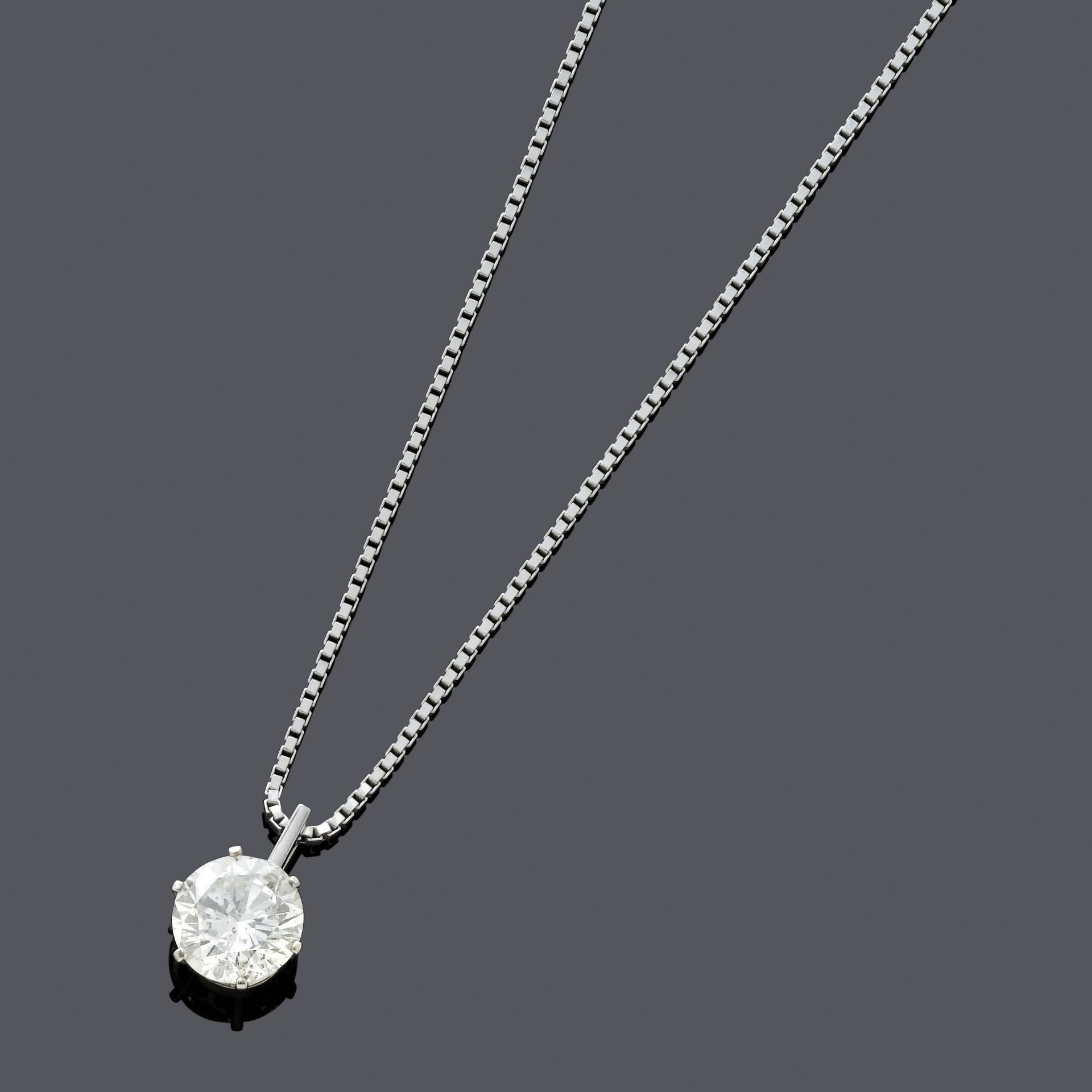 DIAMOND PENDANT WITH CHAIN.