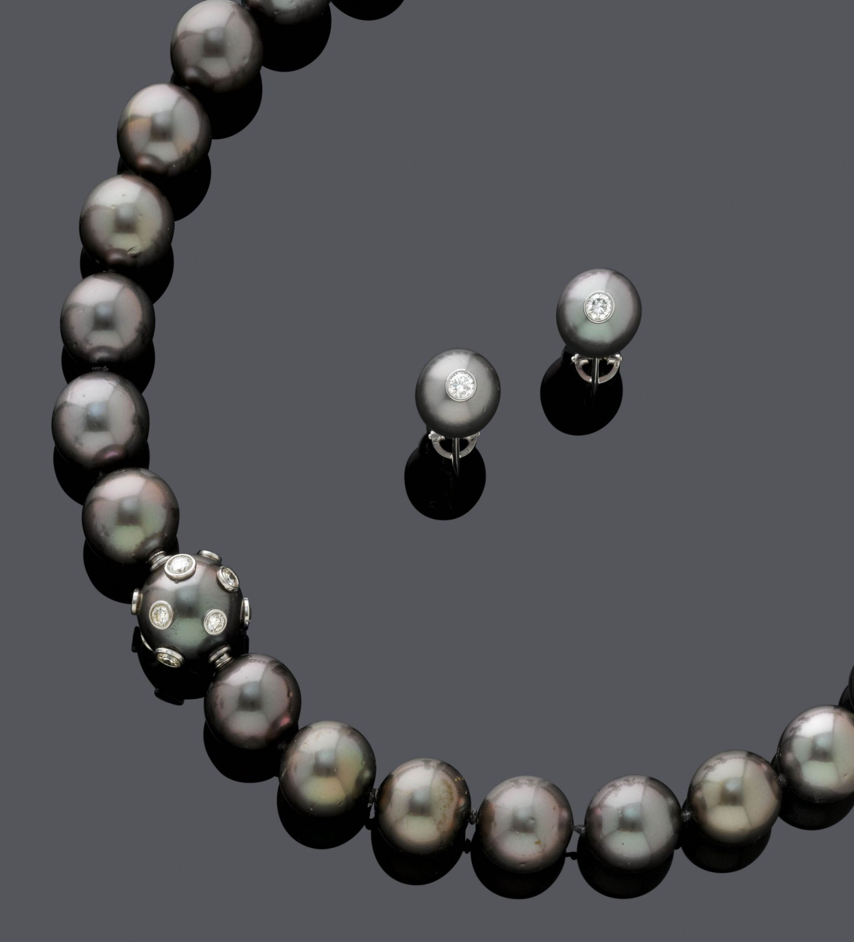 TAHITI PEARL AND DIAMOND NECKLACE WITH EARCLIPS.