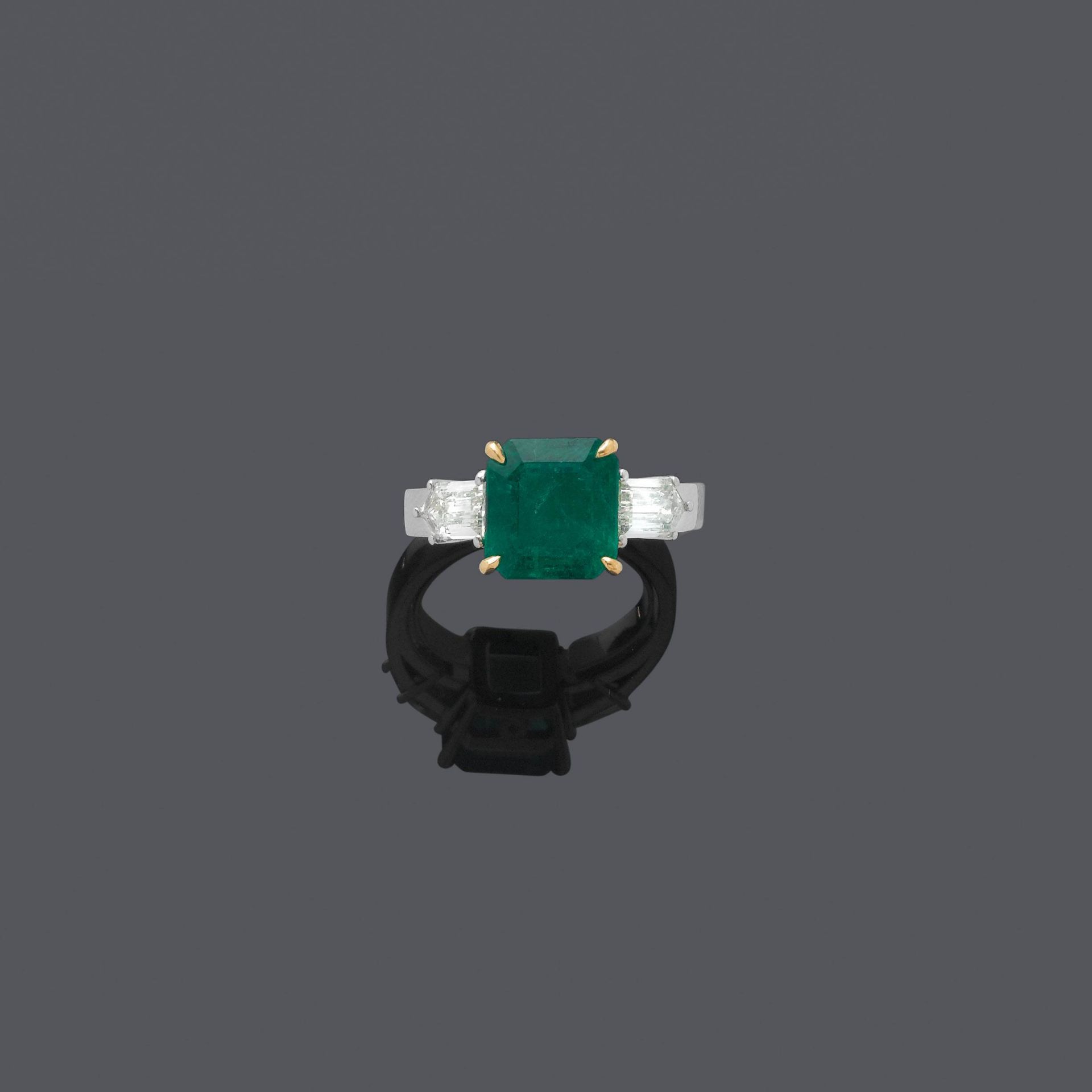 EMERALD AND DIAMOND RING.