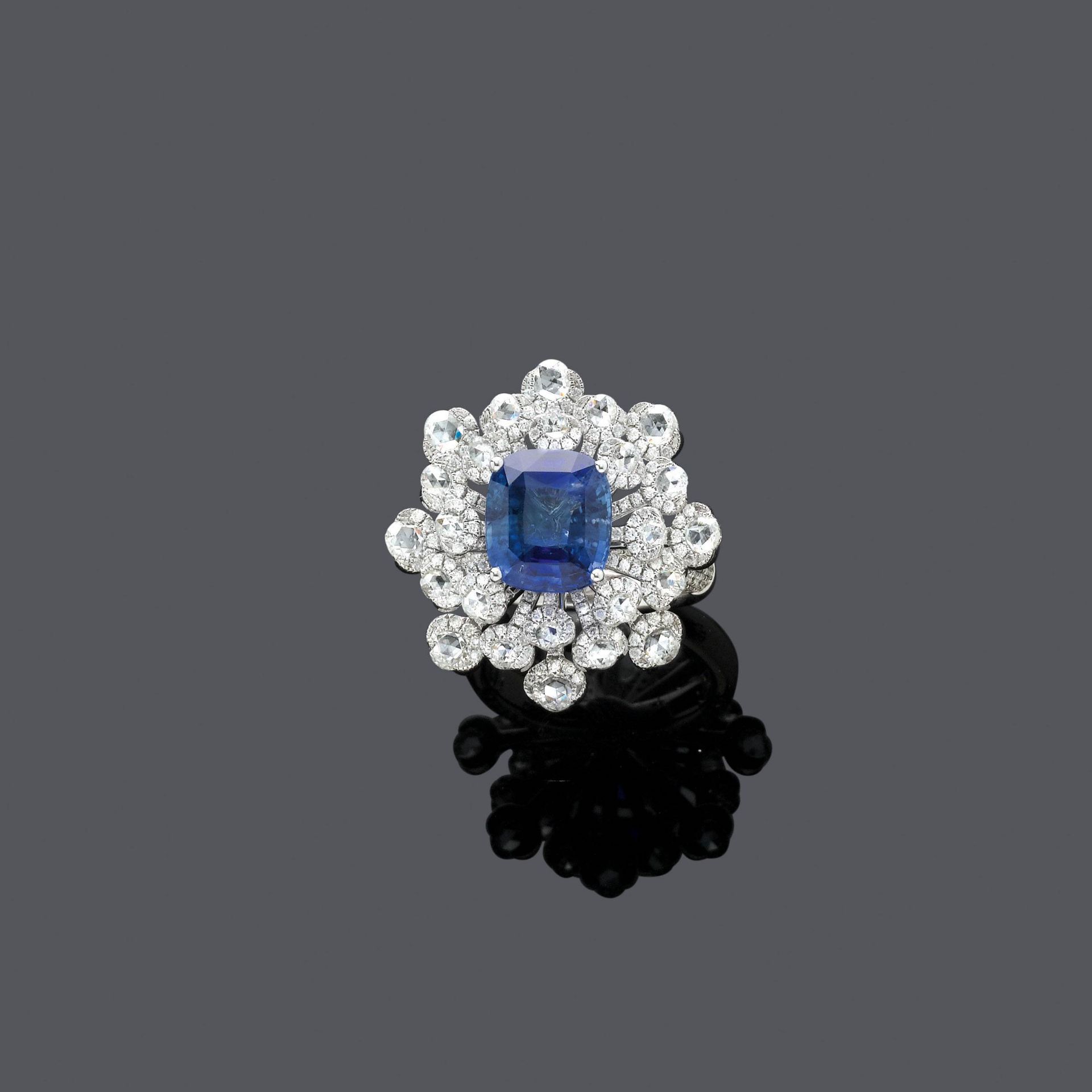 SAPPHIRE AND DIAMOND RING.