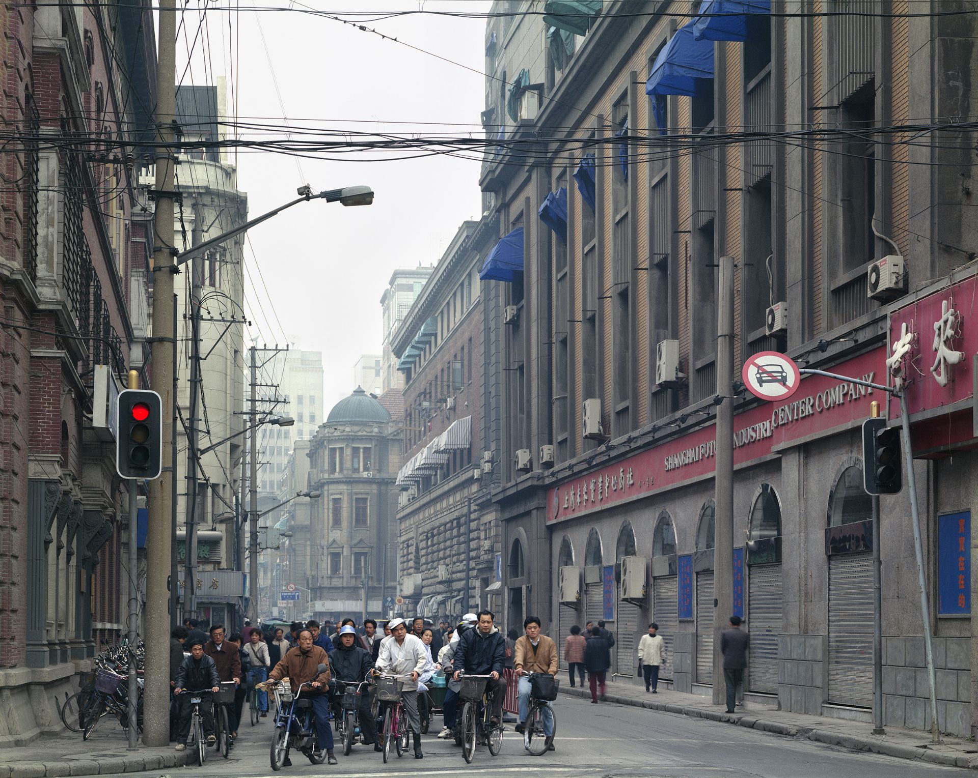 Thomas Struth – Unconscious Places: Sichuan Zhong Lu 2, Shanghai 1997