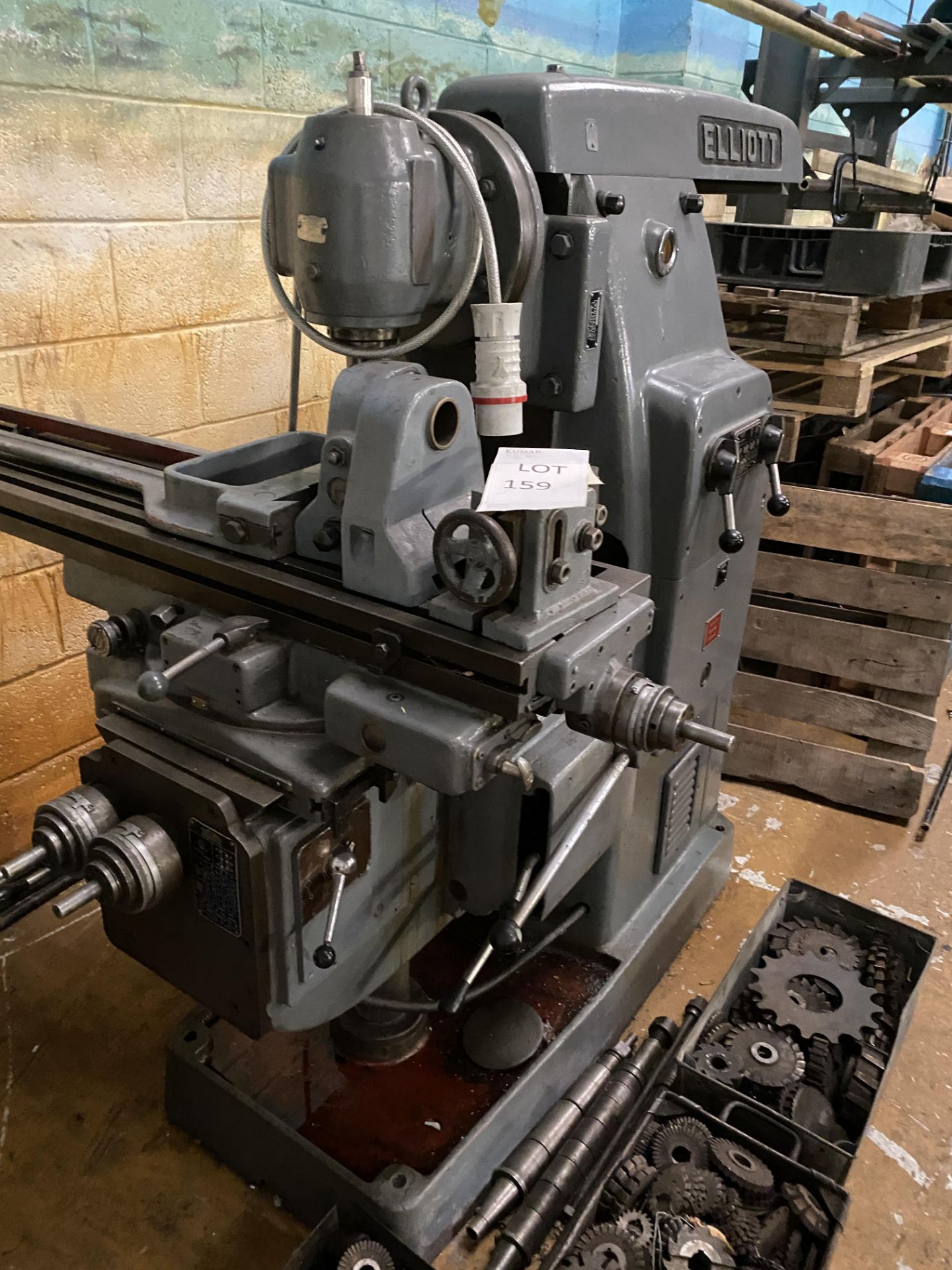 Elliott Milling Machine, Serial No: 18945/184 with Elliott Victoria Head Serial No: 25706/15 - Image 3 of 21