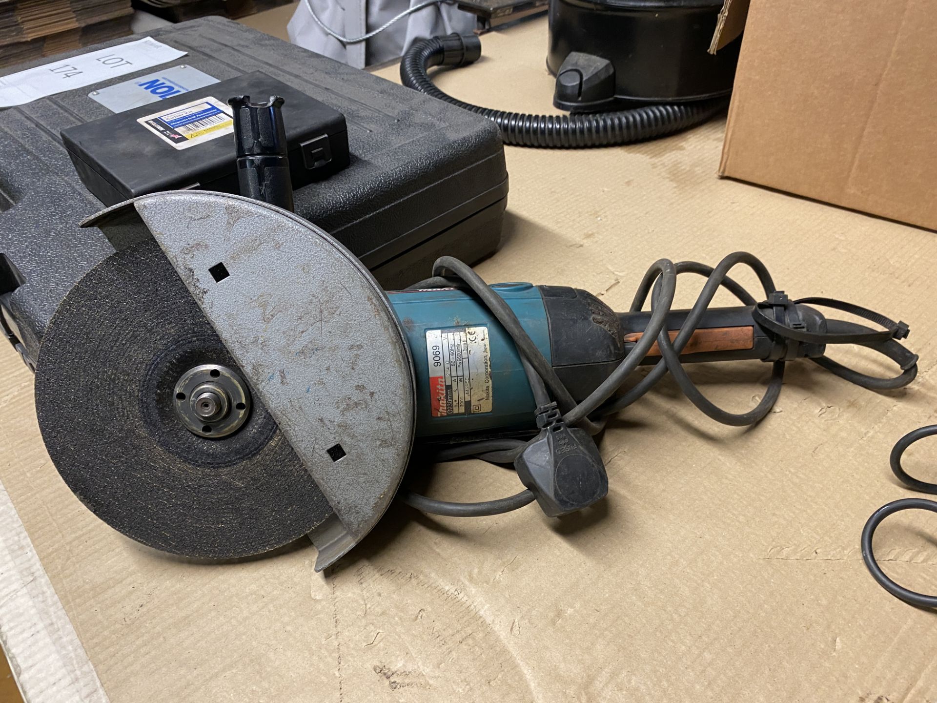 Makita 9069 240v Grinder Serial No: 44995E (1998) - Image 3 of 4