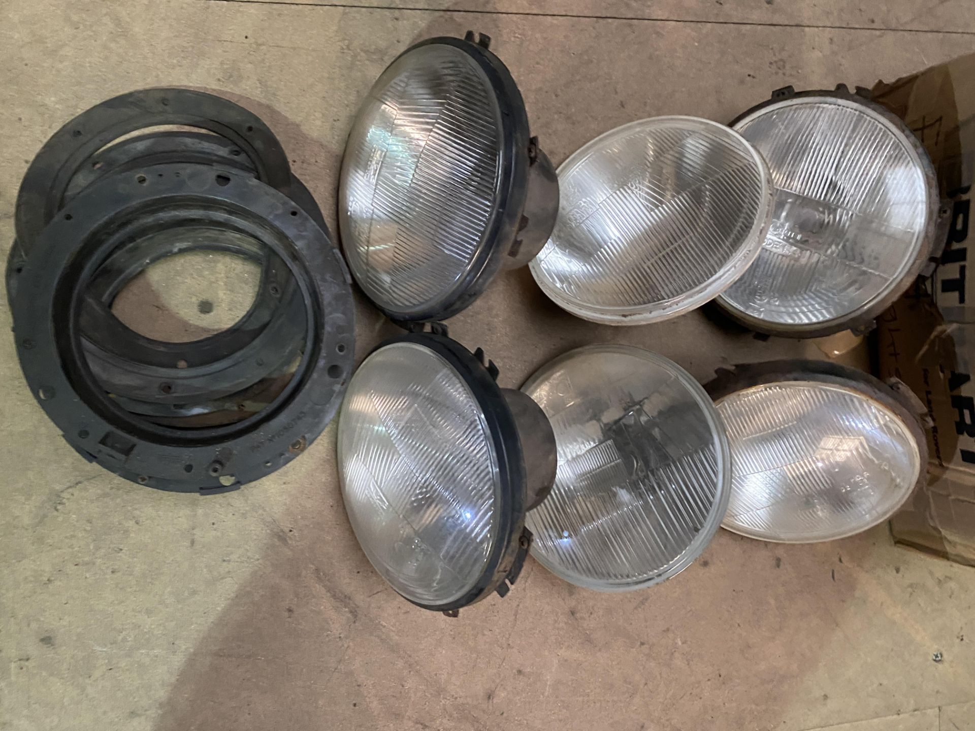 Land Rover 6 Used Headlights 1 Box of New & Used Side Lights & Indicators - Image 4 of 6