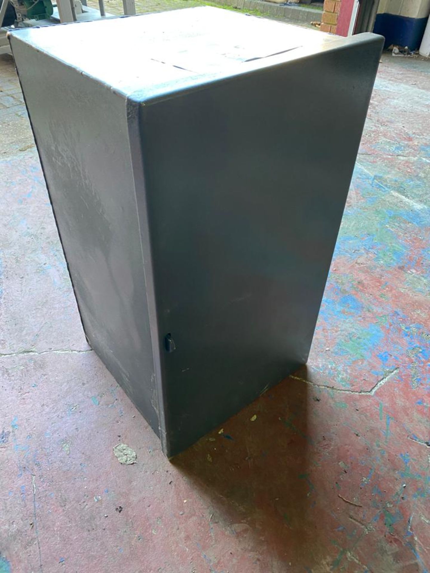 Metal Storage Box Size - 70cm x 40cm x 40cm - Collection Only Thursday 4th February 2021 - Image 5 of 10