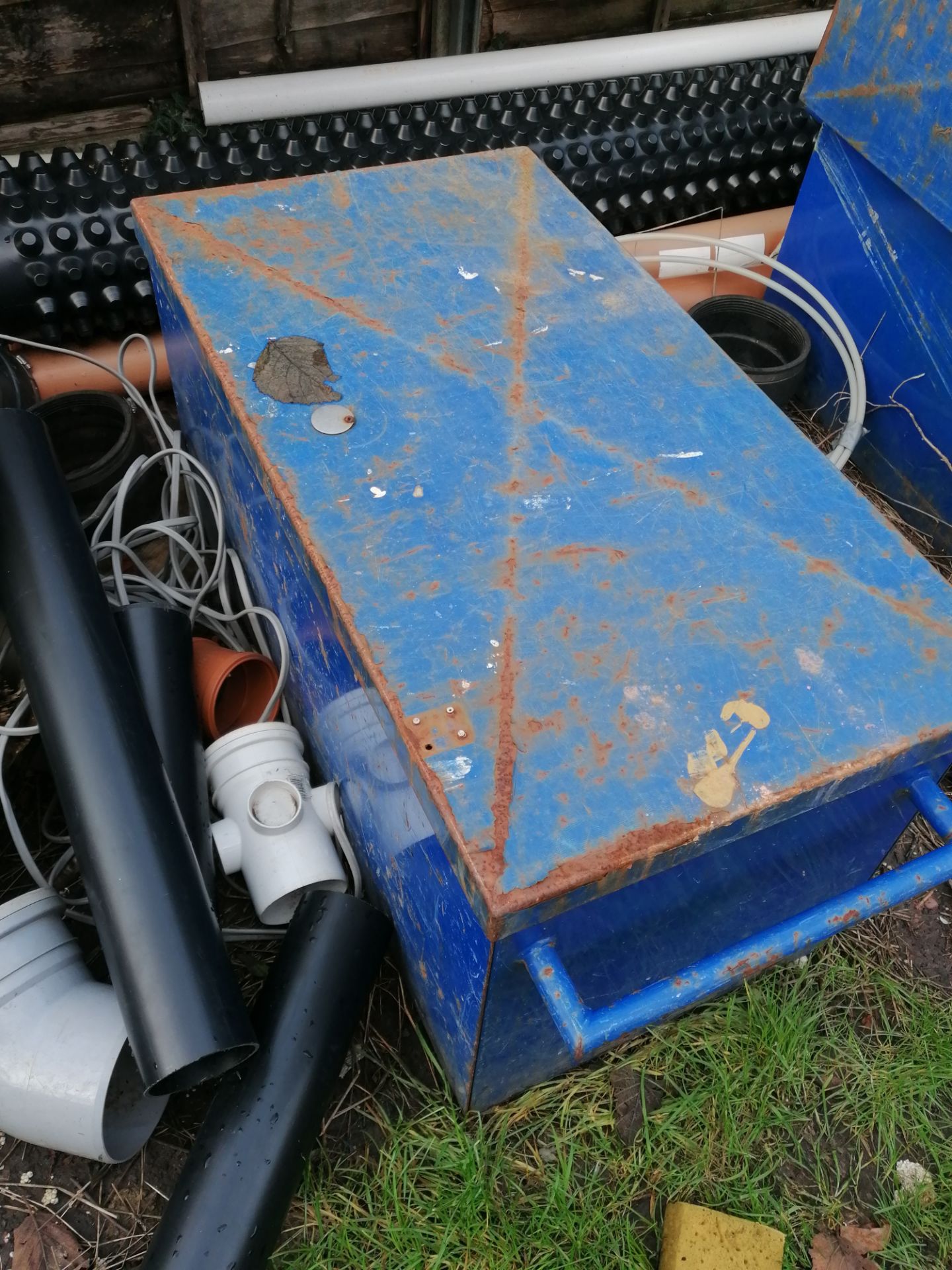 Oblonge van vaults with waste pipe contents