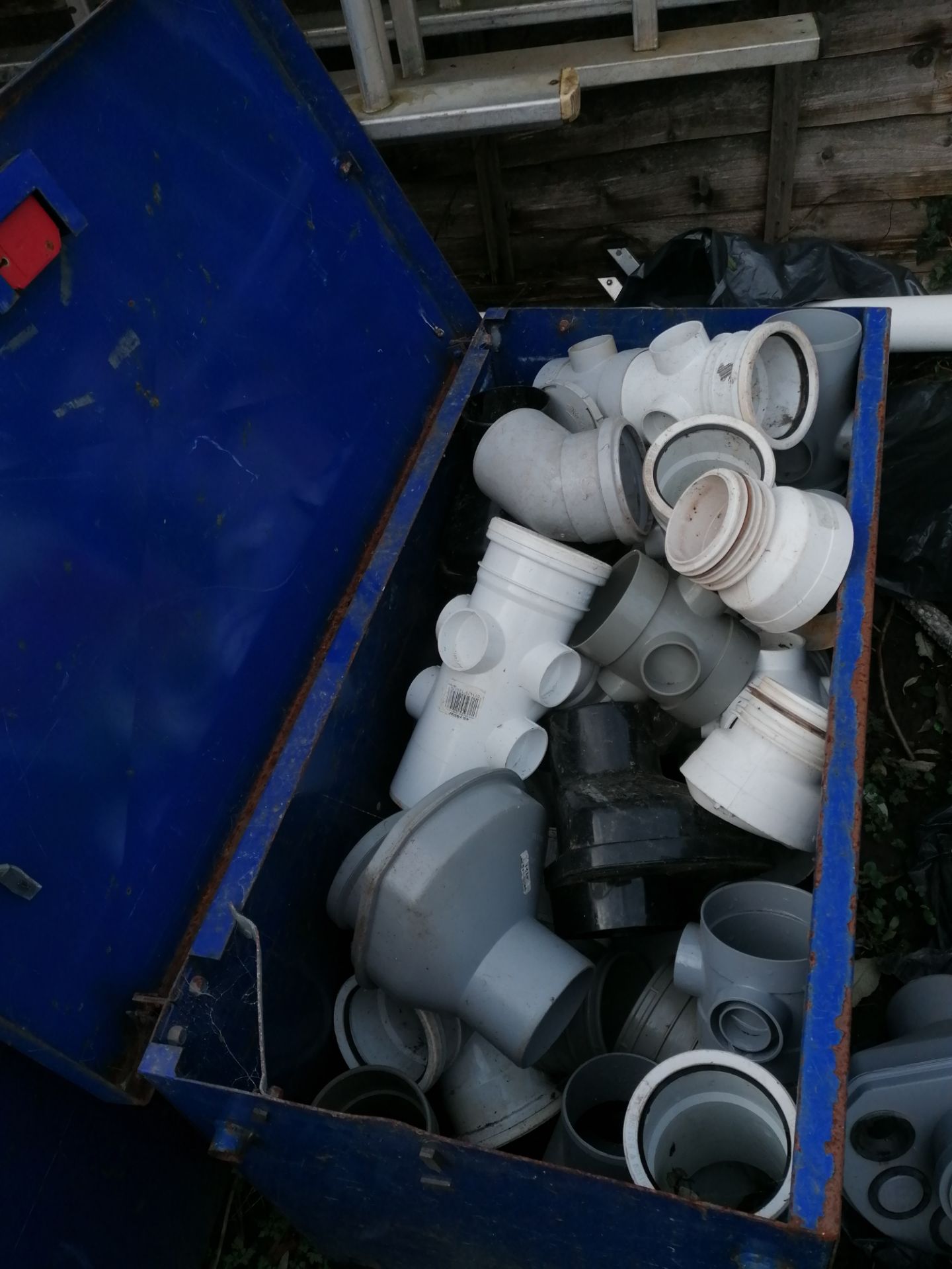 Oblonge van vaults with waste pipe contents - Image 3 of 3