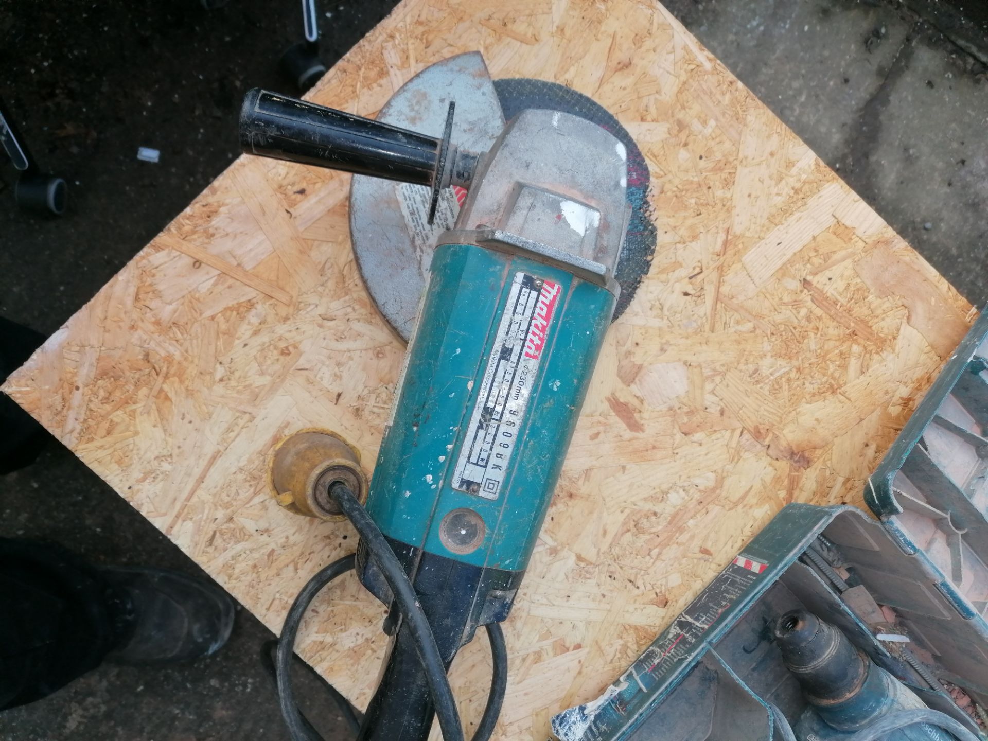 Bosch 110 volt Hammer drill and Makita 9" Grinder 110 volt model Number 9609BK - Image 3 of 4